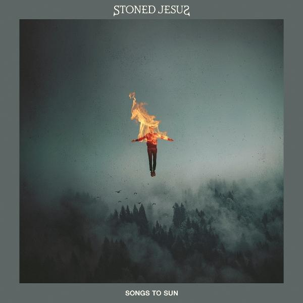 Eine brennende Person schwebt über einem nebligen Wald. Oben steht 'STONED JESUS', unten 'SONGS TO SUN'.