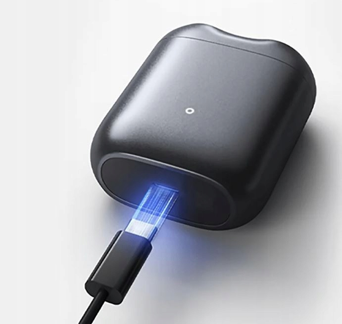 Czarny futerał ładujący z podłączonym kablem USB-C. Kabel świeci na niebiesko, wskazując ładowanie.