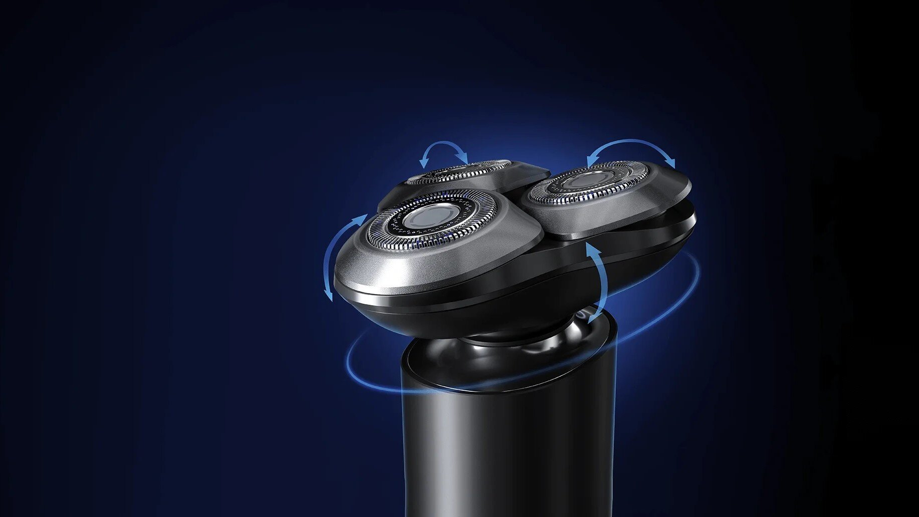 Zbliżenie srebrno-czarnej golarki elektrycznej z trzema obracającymi się głowicami, niebieskie strzałki wskazują ruch obrotowy, na ciemnoniebieskim tle.