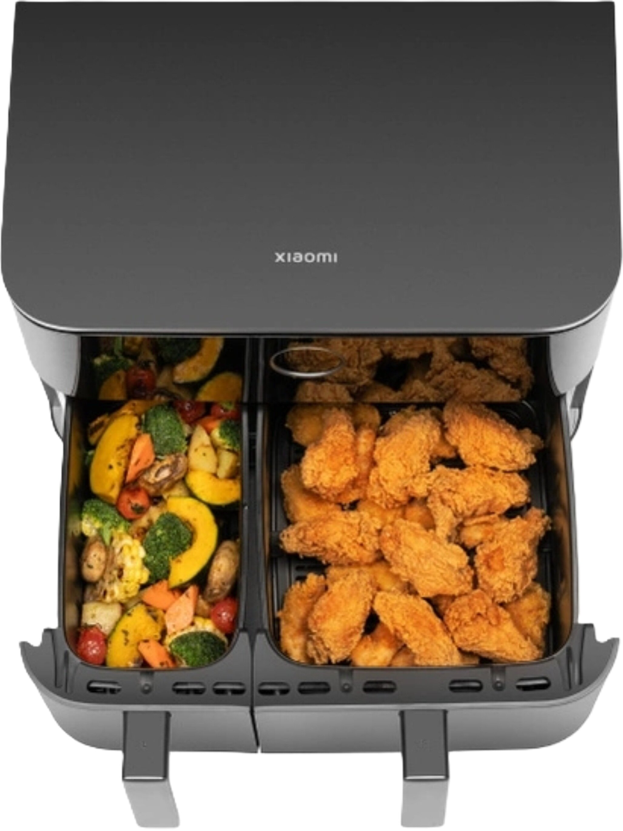 Frytkownica powietrzna z dwiema przegródkami. Jedna ma pieczone warzywa, druga smażone skrzydełka z kurczaka. Marka to Xiaomi.