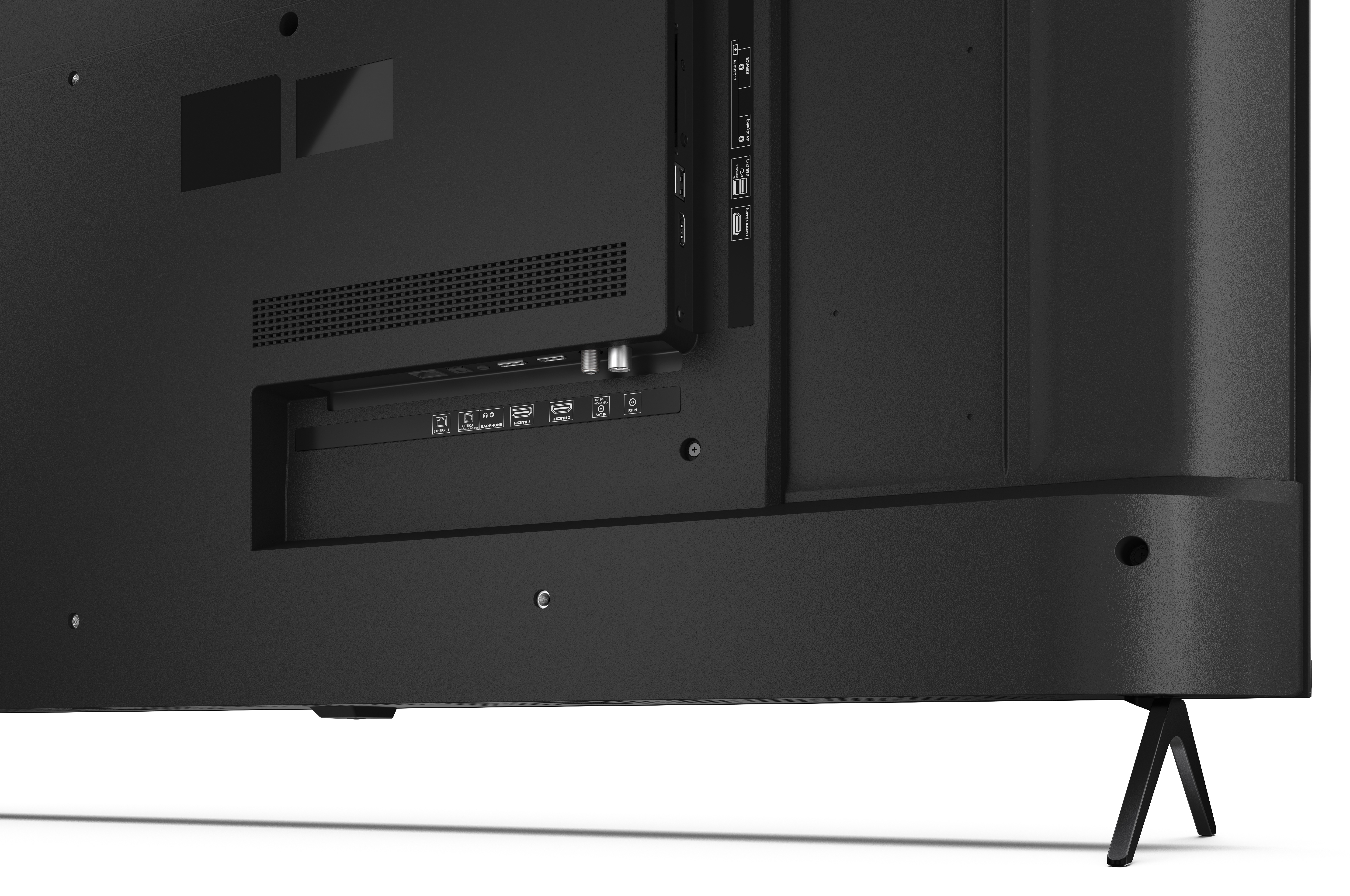 Tył czarnego telewizora z portami, w tym HDMI, USB i wejściami antenowymi. Czarny stojak go wspiera.