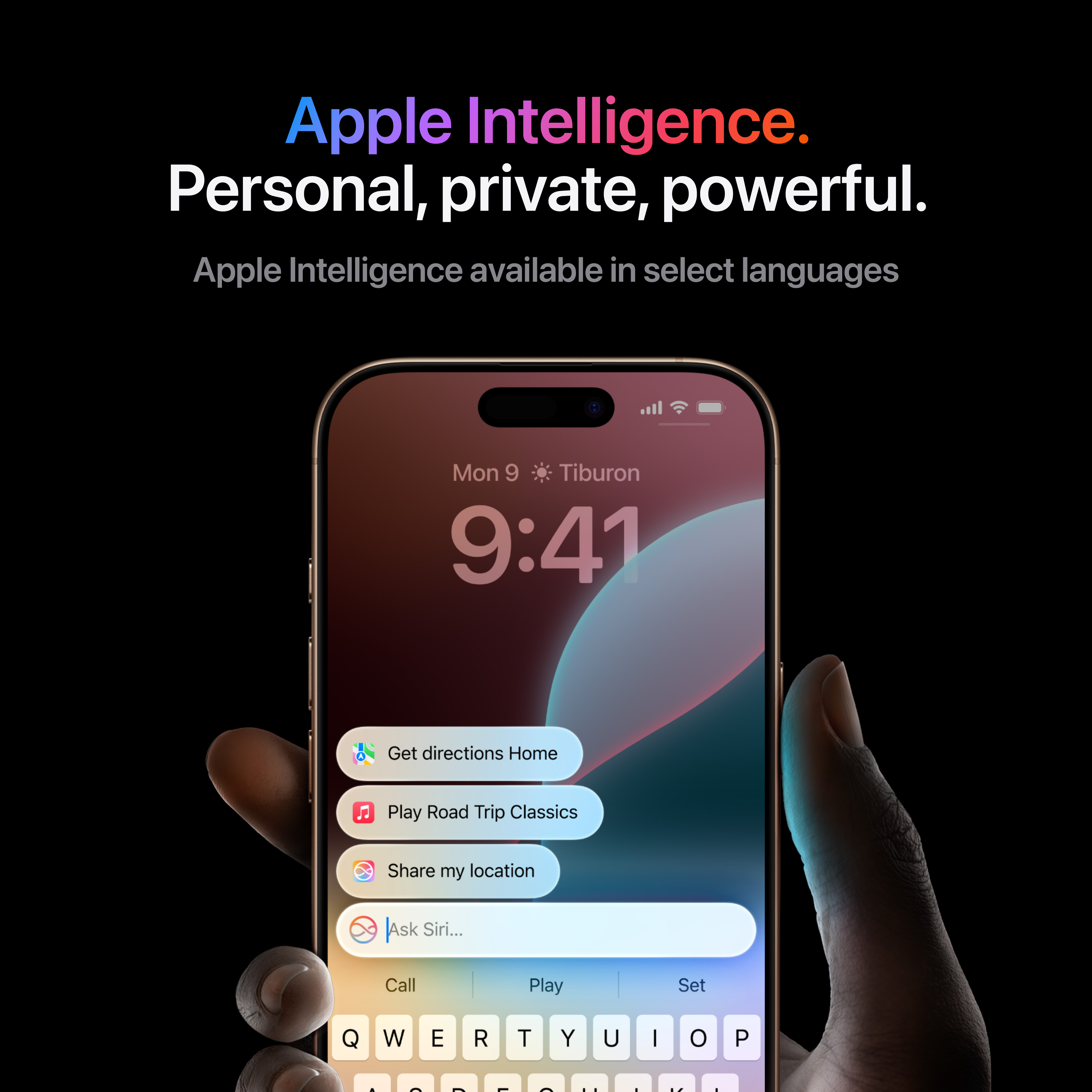 Un iPhone affiche les fonctionnalités d'Apple Intelligence. Une main tient le téléphone sur fond noir, avec du texte superposé.