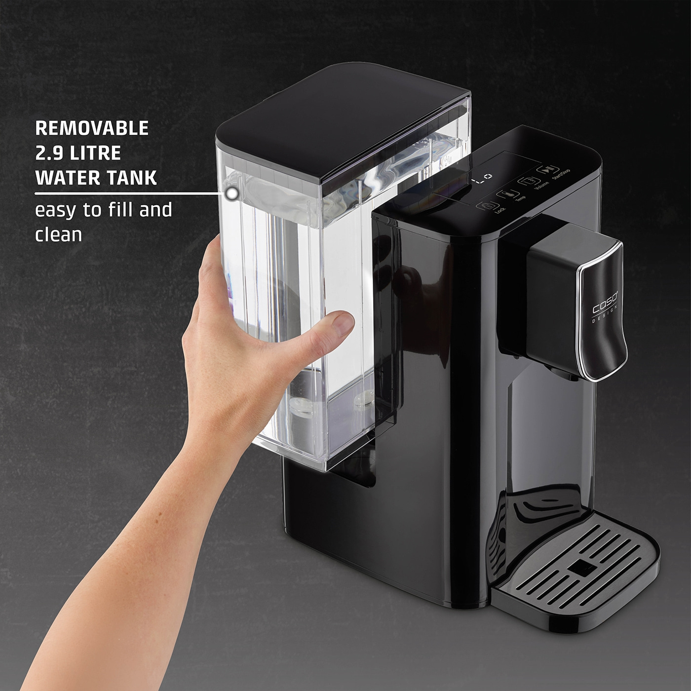 Ręka wyjmuje przezroczysty zbiornik na wodę z czarnego dozownika wody. Zbiornik jest oznaczony jako '2,9 litra'.