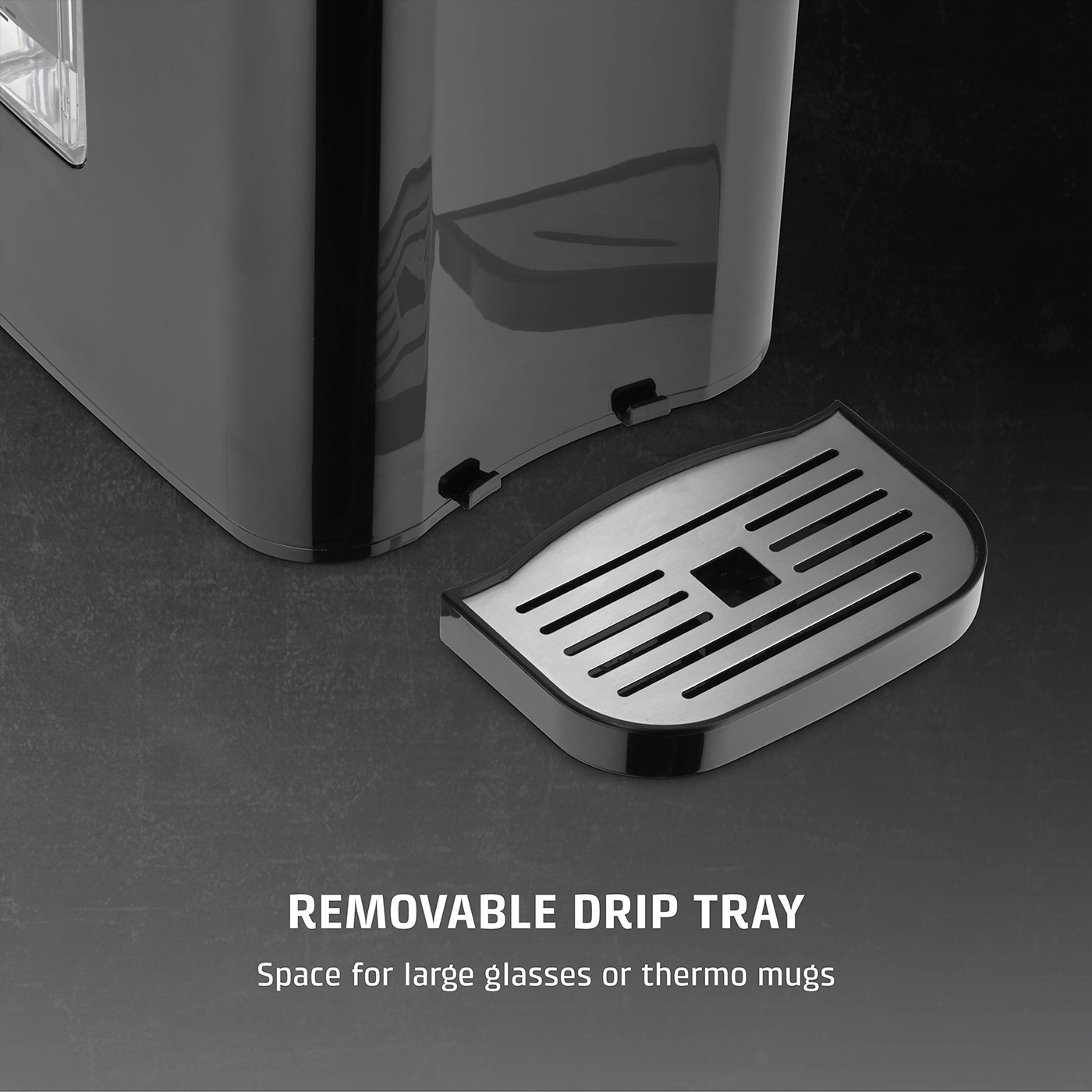 Czarny dozownik wody z wyjmowaną tacką ociekową. Taca jest srebrna z rowkami. Tekst brzmi 'Wyjmowana tacka ociekowa'.