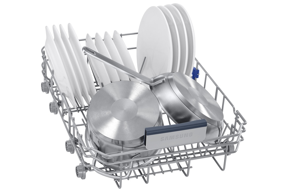 Cesta de lavavajillas llena de platos, ollas y sartenes. Se ve un asa con la marca Samsung.
