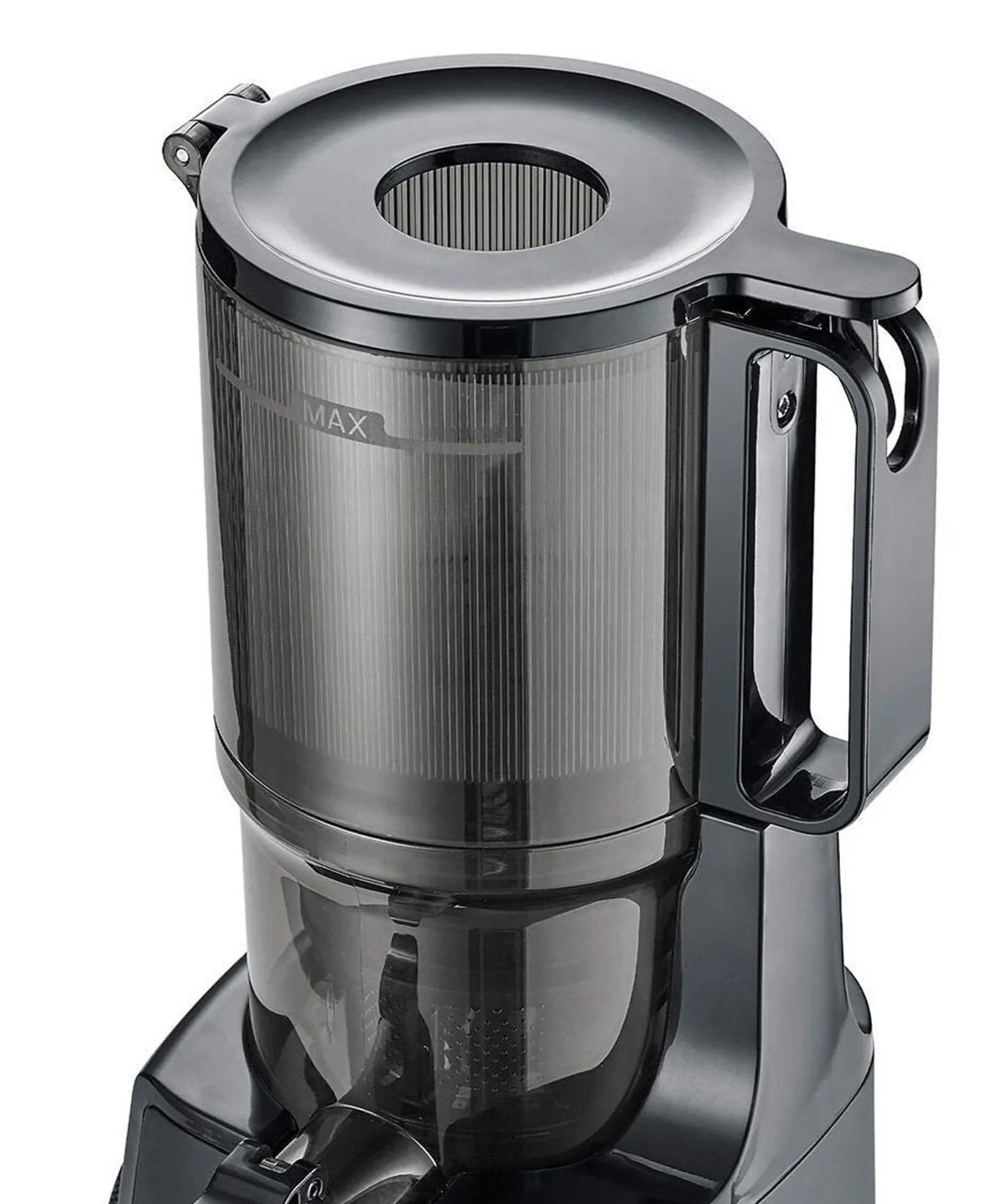 Zbliżenie czarnej wyciskarki. Ma cylindryczny pojemnik z uchwytem. Górna część ma okrągły otwór.