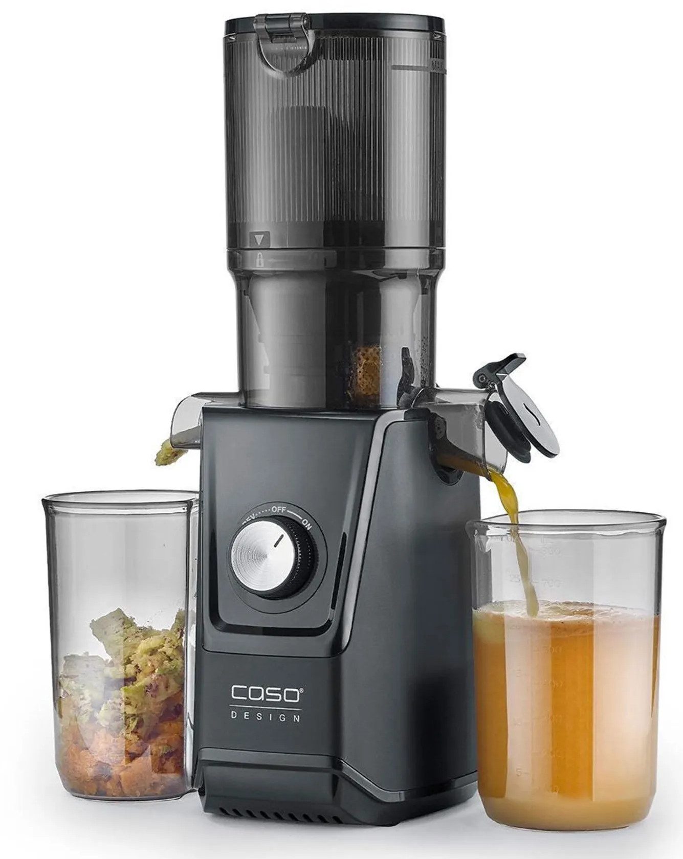 Czarna wyciskarka do soku z dwoma szklankami. Jedna szklanka zawiera miąższ, druga sok. Sok wypływa z wyciskarki.