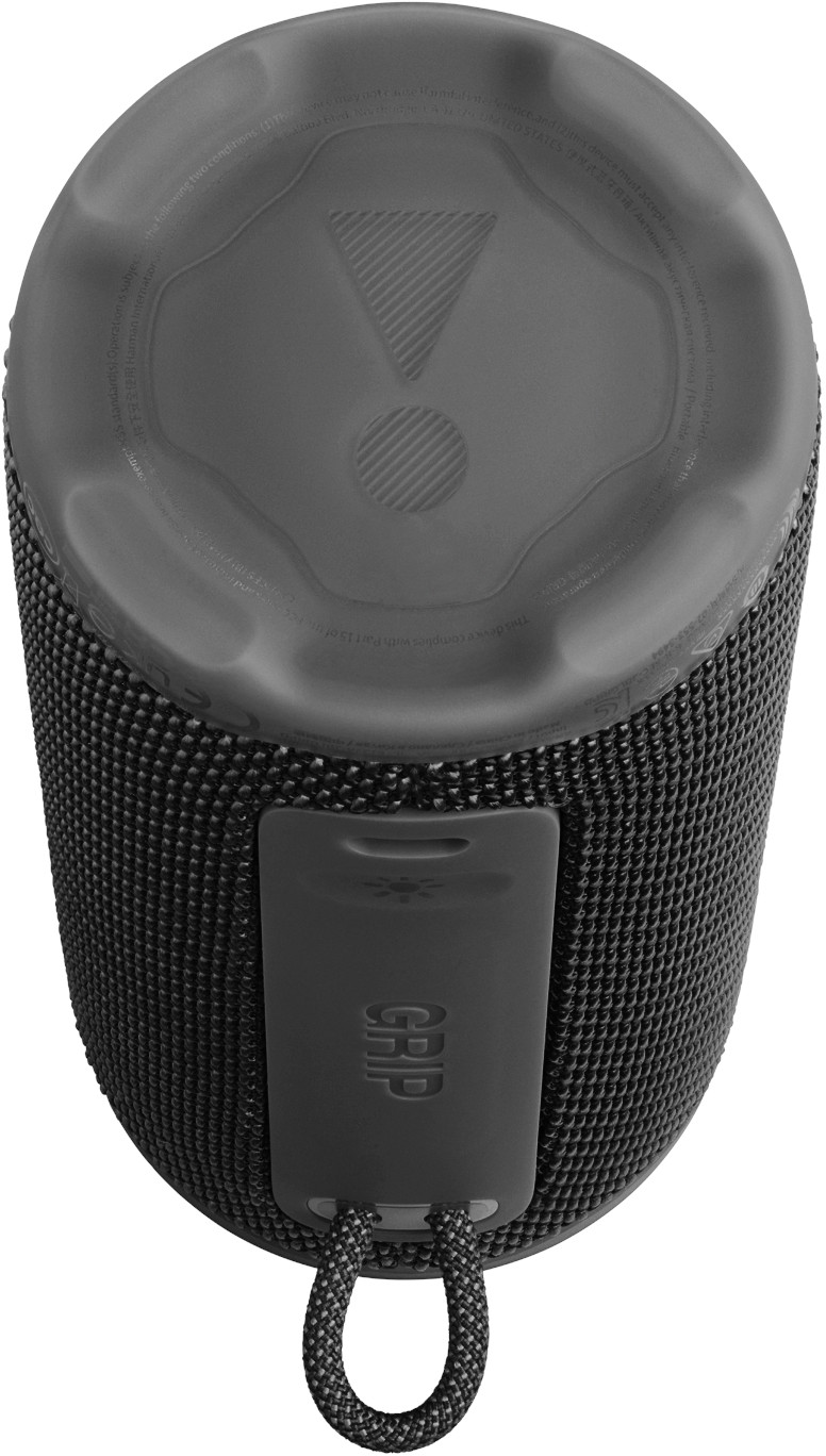 Un haut-parleur cylindrique noir avec un corps en tissu texturé et un dessus gris avec le logo JBL. Une sangle de prise noire est sur le côté.