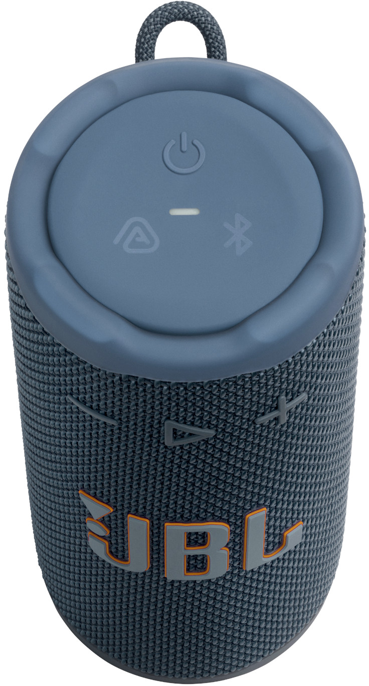 Un haut-parleur JBL bleu avec une boucle. Il comporte des boutons et le logo JBL. Le haut-parleur a une surface texturée.