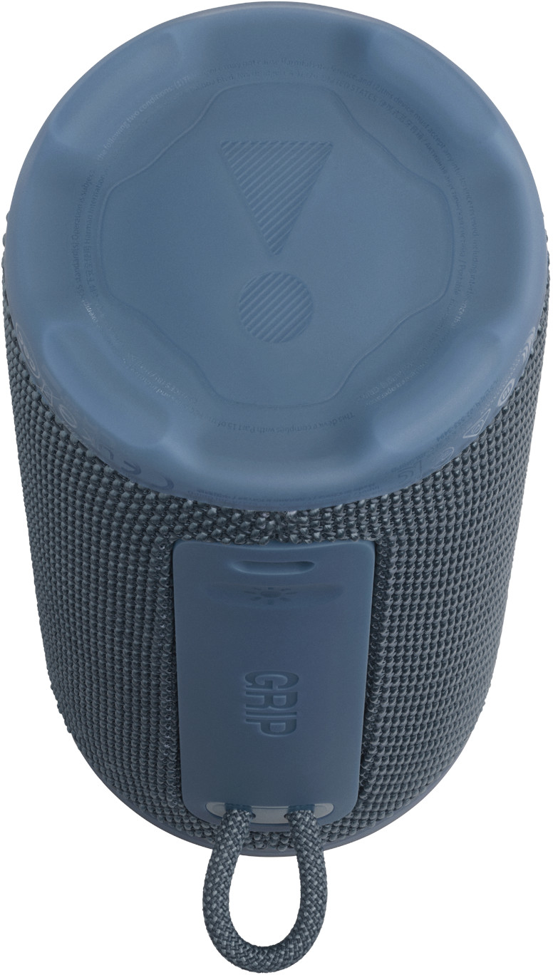 Un haut-parleur cylindrique bleu et gris. Il a un dessus bleu avec un logo et un corps en maille grise avec une poignée et une boucle bleues.