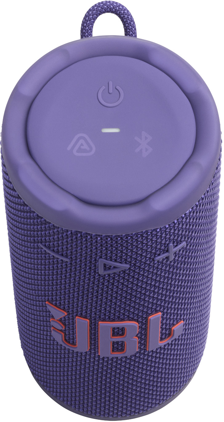 Un haut-parleur portable JBL violet. Il possède des boutons de commande sur le dessus, une texture en tissu et une boucle de suspension.
