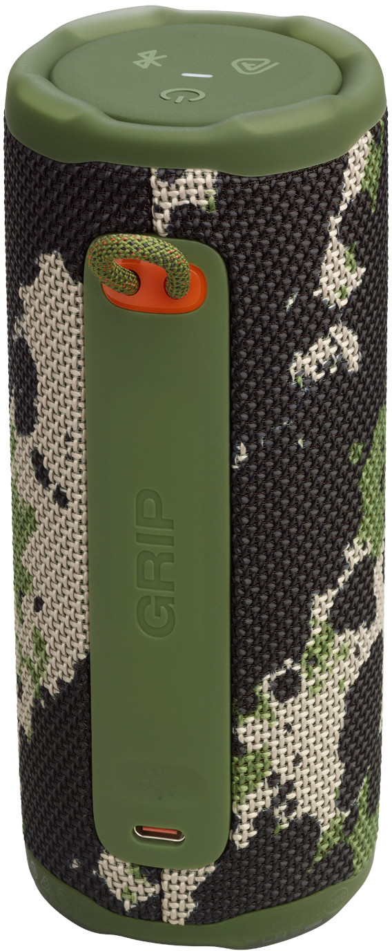 Un haut-parleur camouflage vert et noir avec une poignée verte et un détail de corde orange. Le dessus a des boutons.