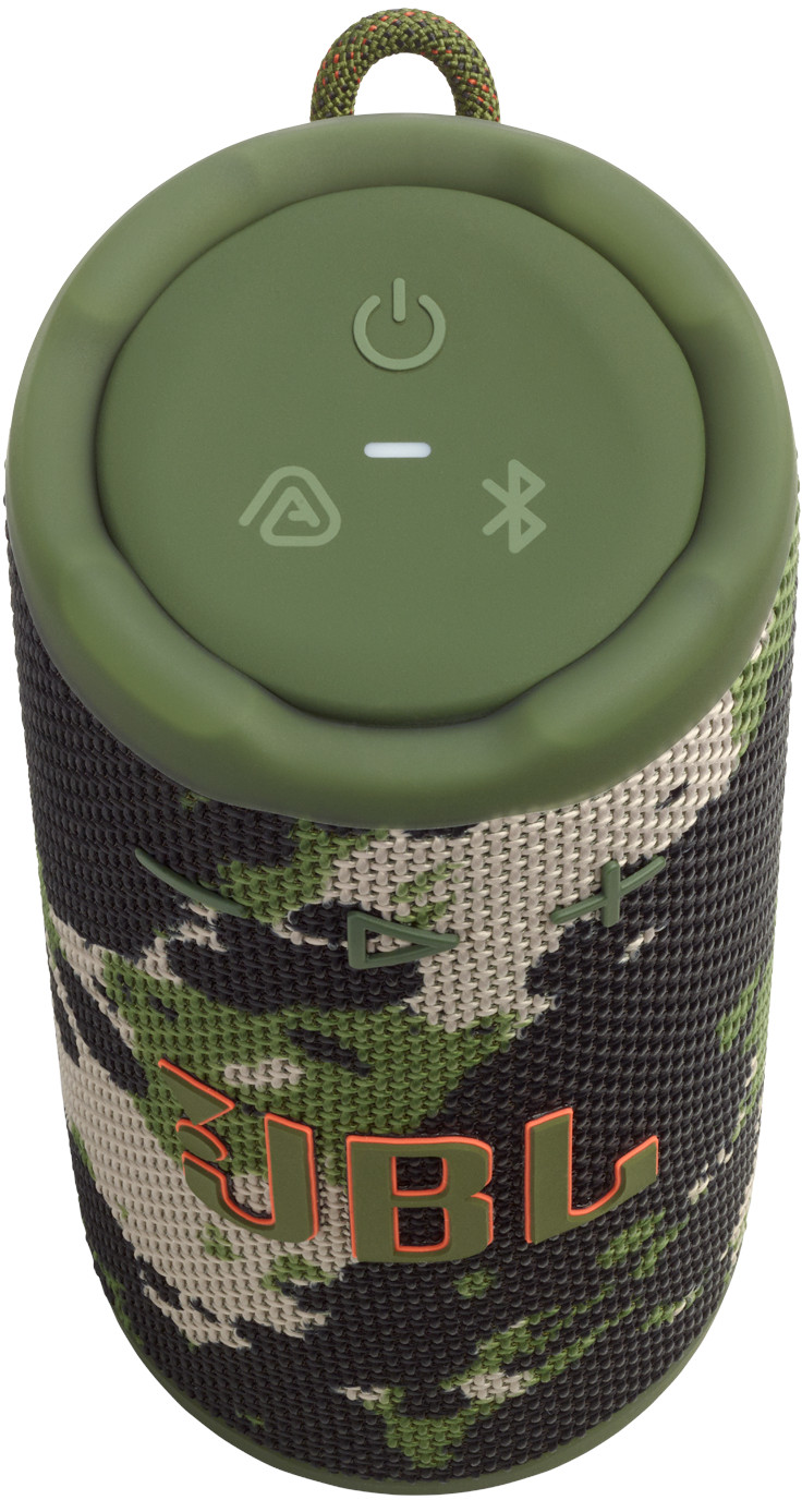 Un haut-parleur JBL camouflage. Il a un dessus vert avec des symboles d'alimentation et Bluetooth. Le logo JBL est orange.