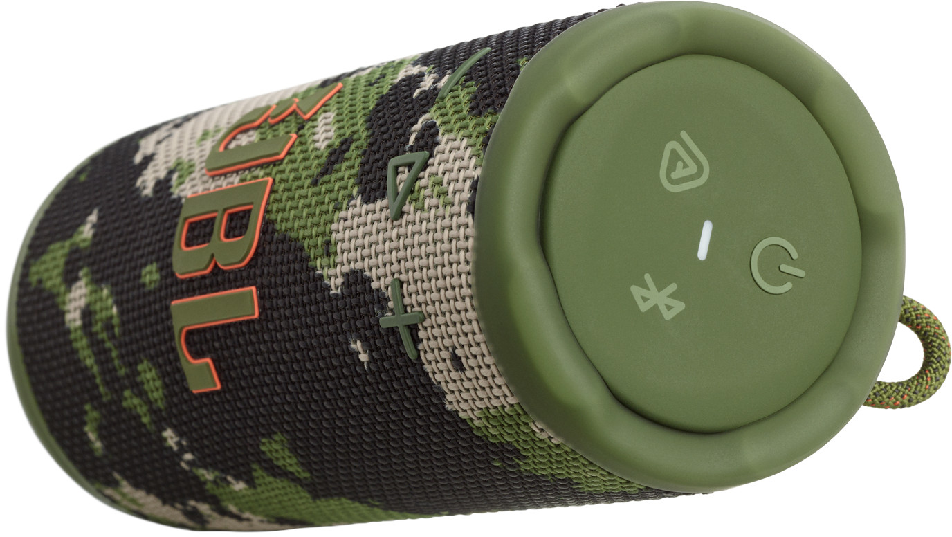 Un haut-parleur JBL avec un motif camouflage. Il a des boutons et une boucle. L'extrémité est vert olive.