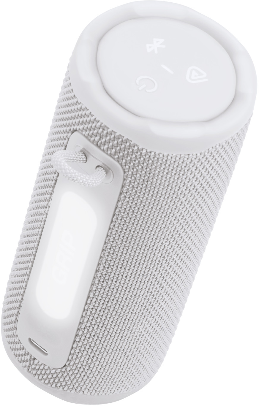 Un haut-parleur cylindrique blanc avec un corps en maille de tissu. Il a des boutons blancs et une sangle. Le mot "GRIP" est sur la sangle.