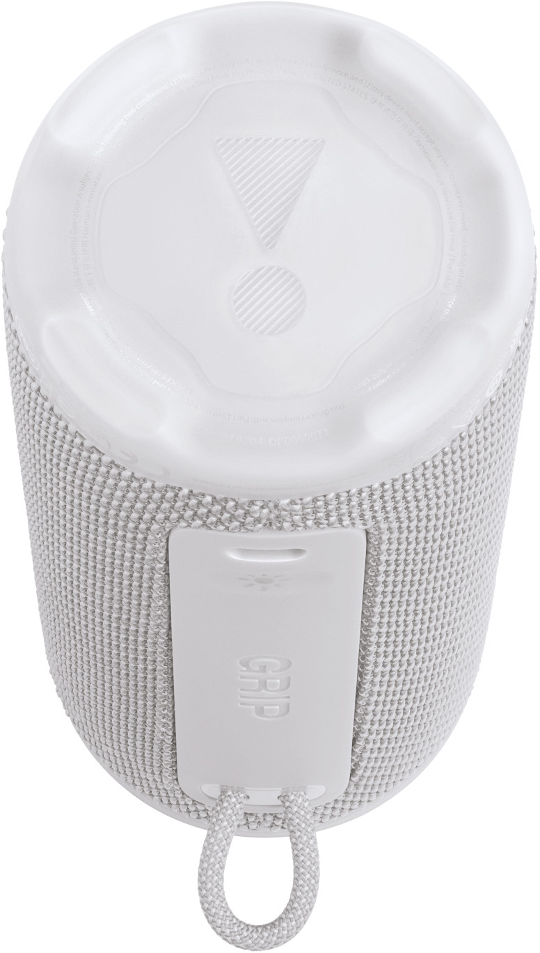 Un haut-parleur portable JBL blanc. Il a un corps en tissu texturé, un dessus blanc avec un logo et une sangle de maintien blanche avec une corde.