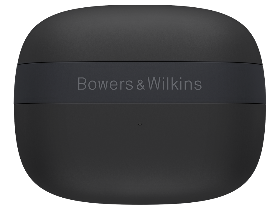 Zbliżenie czarnego, zaokrąglonego etui. Ciemny pasek z napisem 'Bowers & Wilkins' jest wyśrodkowany. Etui jest prawdopodobnie na słuchawki.