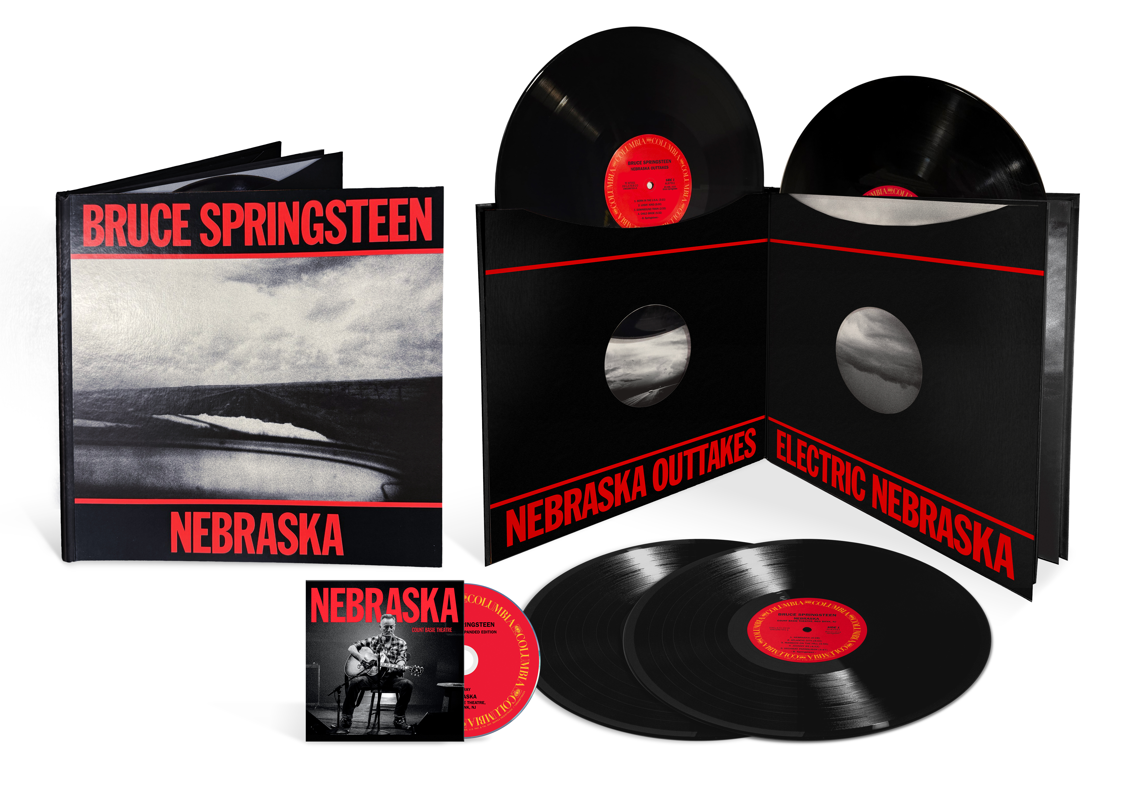 L'album 'Nebraska' de Bruce Springsteen avec vinyles et CD. Schéma de couleurs noir et rouge. La couverture montre une route.