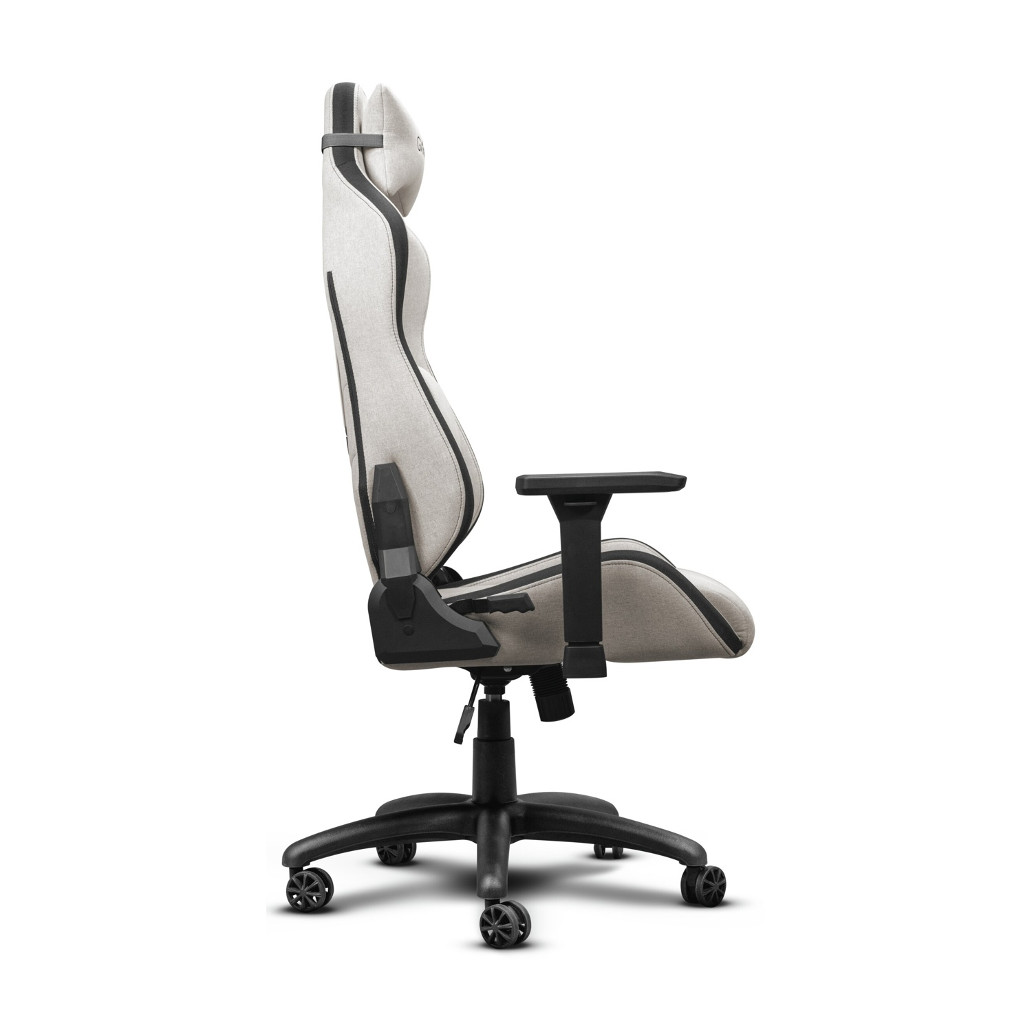 Una sedia da gaming grigio chiaro con dettagli neri. Ha schienale alto, braccioli e base a cinque ruote, su sfondo bianco.