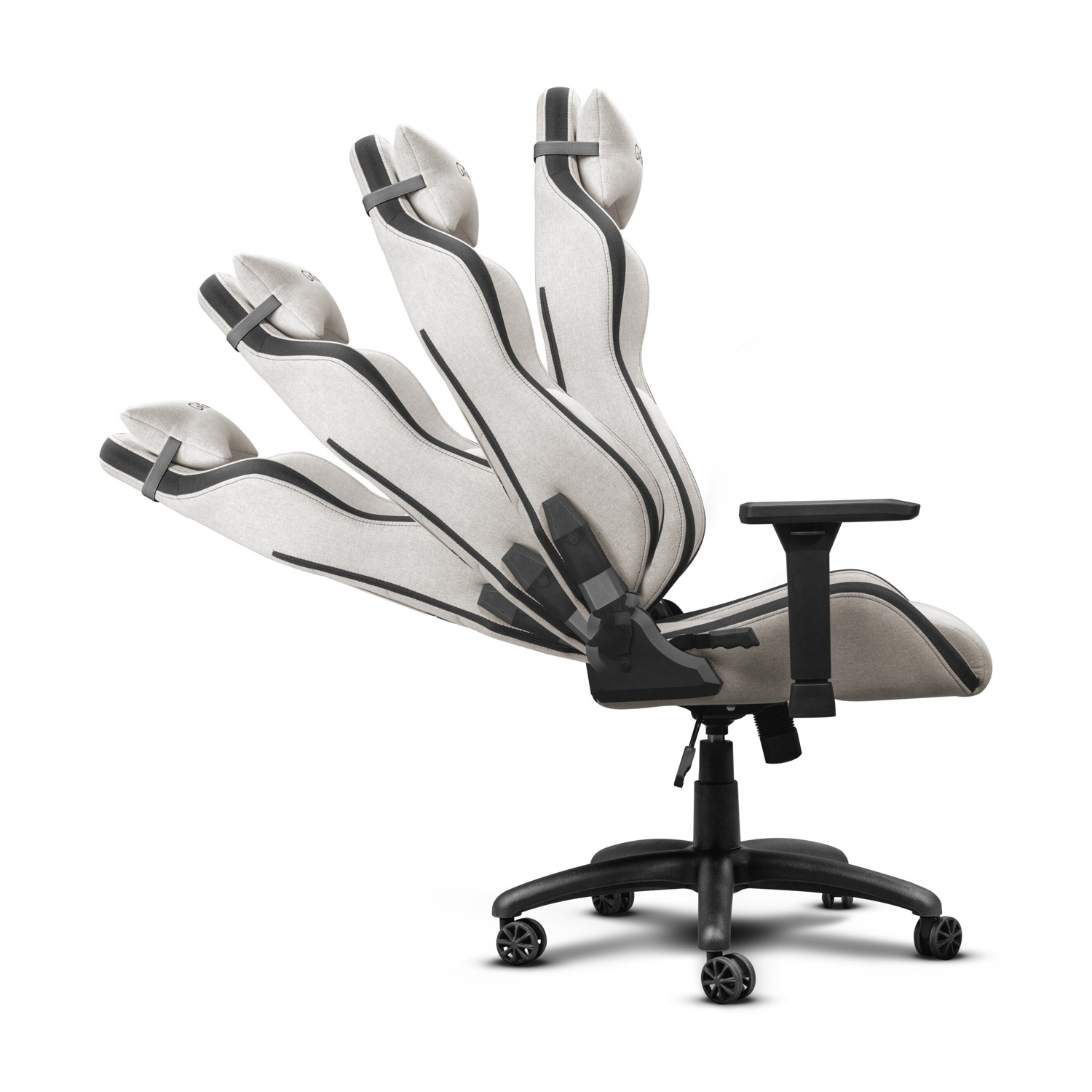 Una sedia da gaming con design bianco e nero. Ha poggiatesta, schienale, seduta, braccioli e base a cinque ruote.