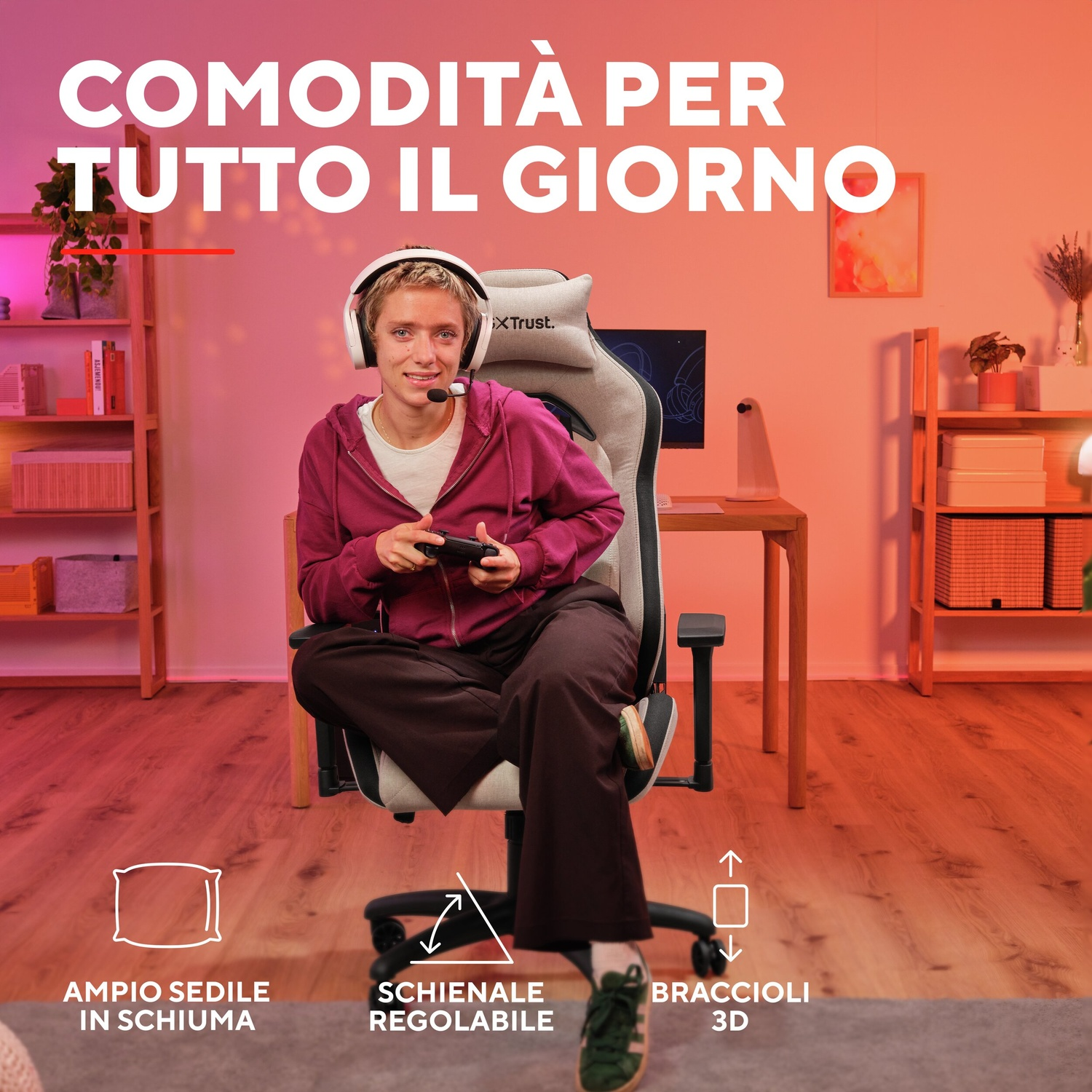 Una persona con le cuffie è seduta su una sedia da gioco, tenendo un controller. Testo italiano: 'Comfort per tutto il giorno'.