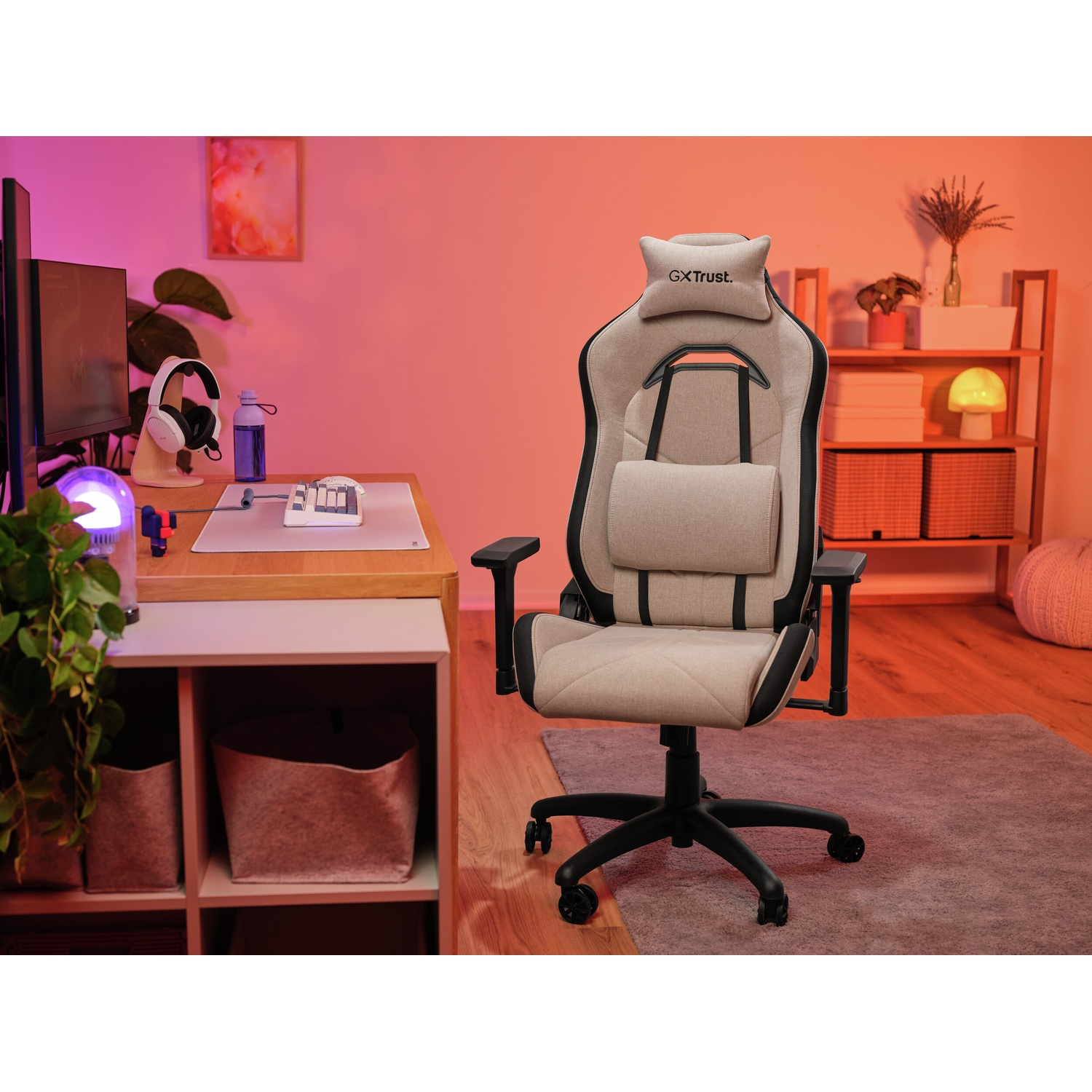 Sedia da gaming in una stanza con scrivania, cuffie, tastiera e scaffalatura. Lo sfondo include un muro con arte e un tappeto.