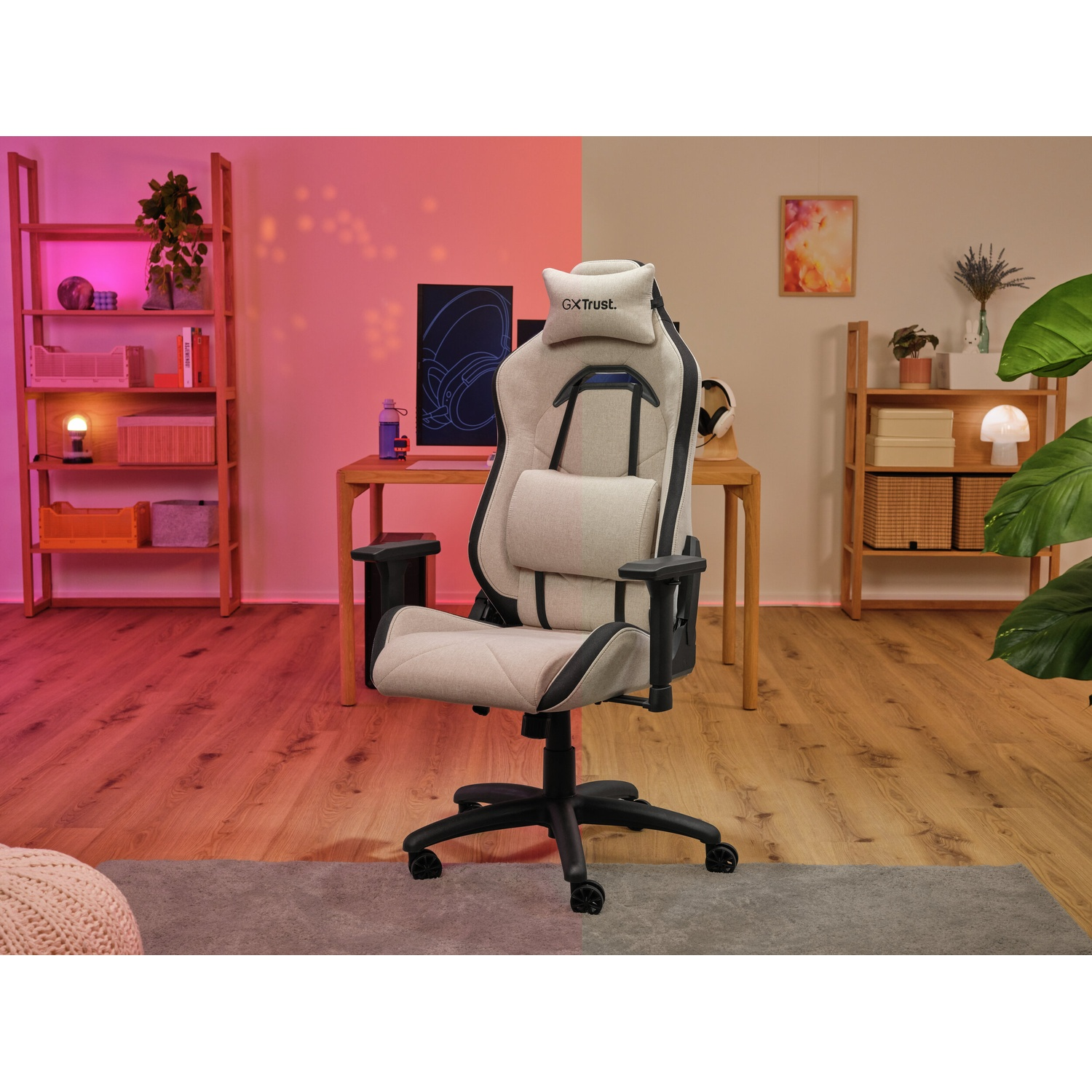 Sedia da gaming al centro di una stanza. Visibili scaffali, scrivania con monitor e piante. L'illuminazione crea un'atmosfera calda.