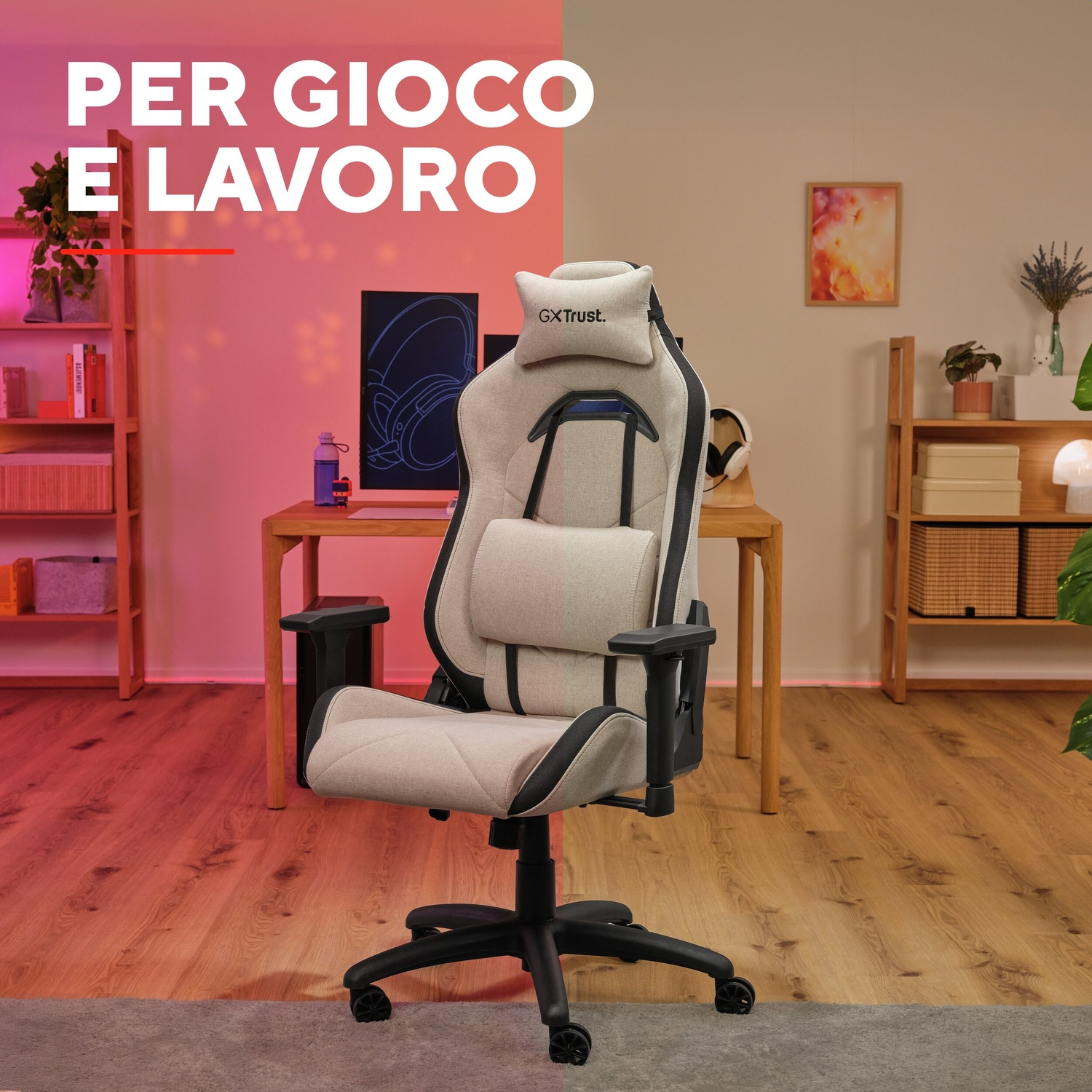 Una sedia da gaming beige e nera in una stanza. Una scrivania con monitor è dietro la sedia. Scaffali con decorazioni sono visibili.
