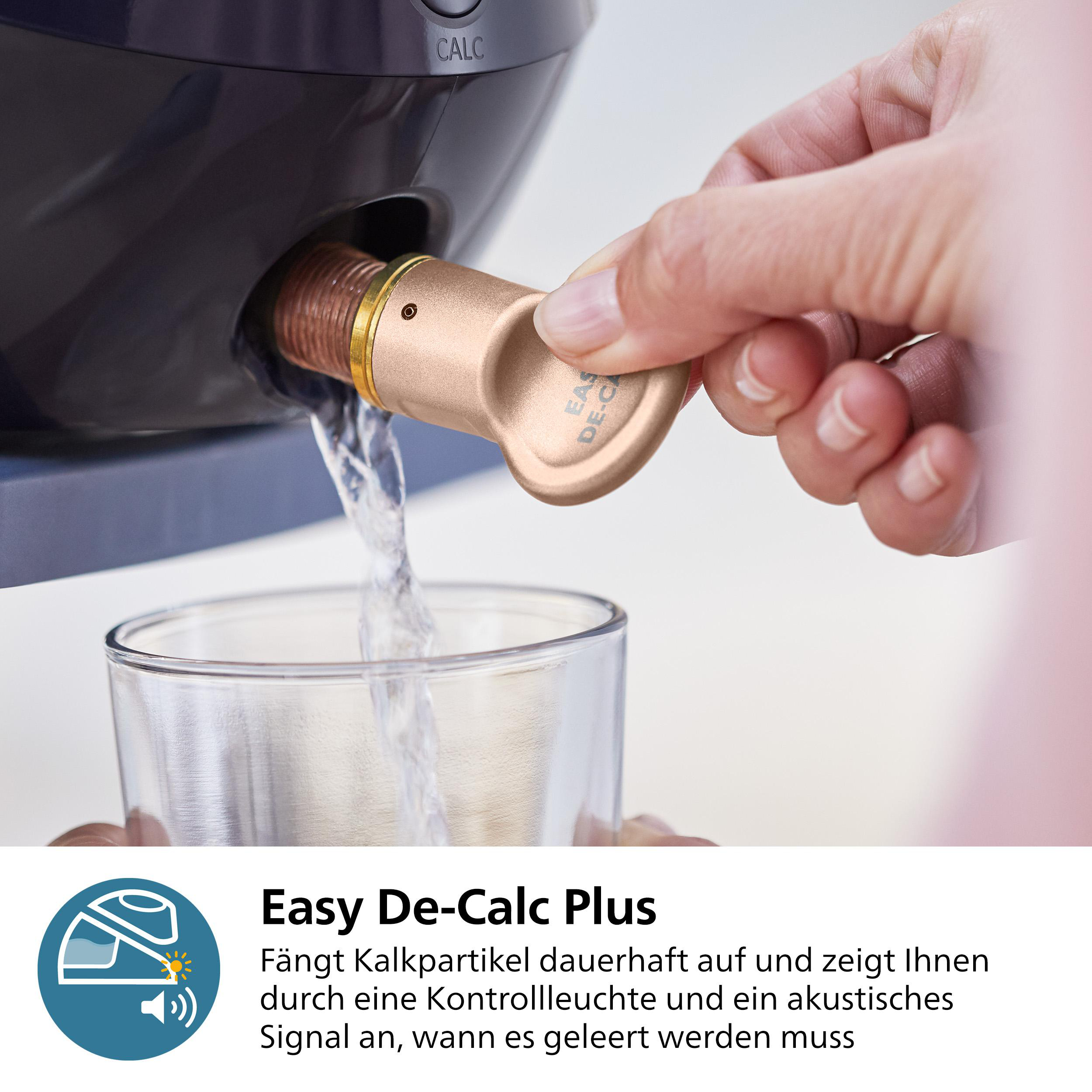 Eine Hand hält ein beiges Entkalkungsgerät. Wasser fließt in ein Glas. Text: Easy De-Calc Plus.