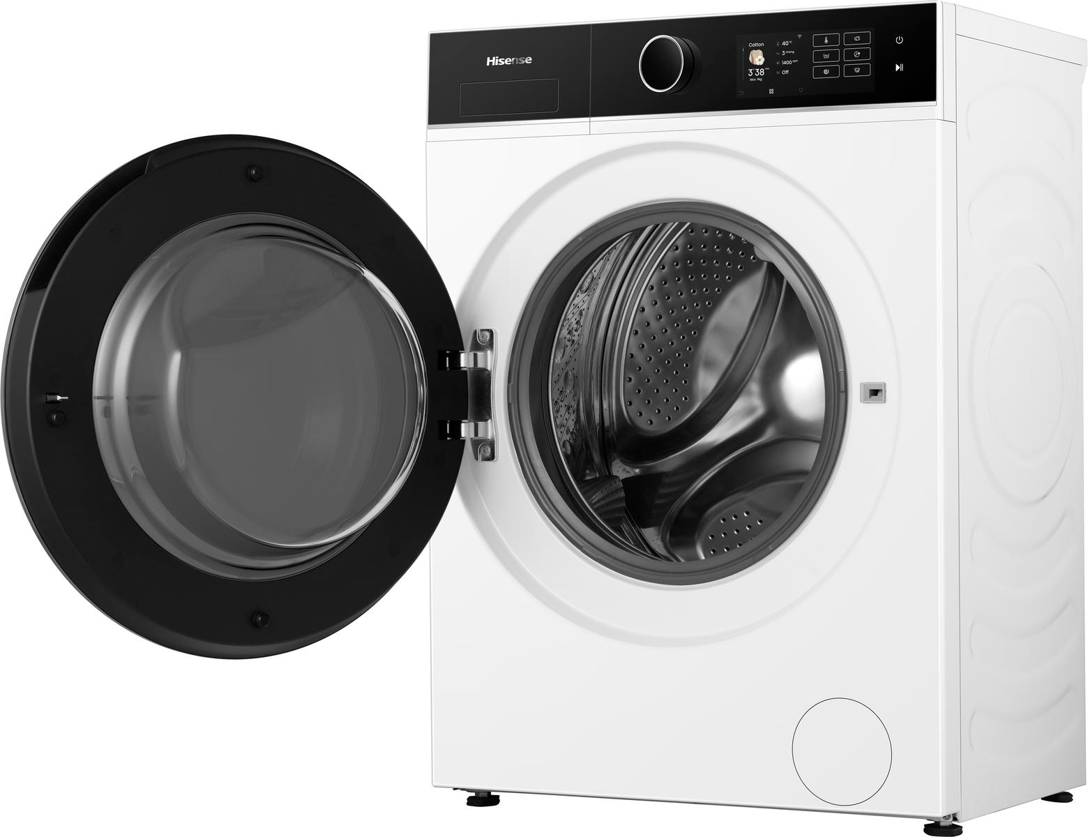 Weiße Waschmaschine mit offener schwarzer Tür. Das Display zeigt Einstellungen. Hisense-Logo ist sichtbar.
