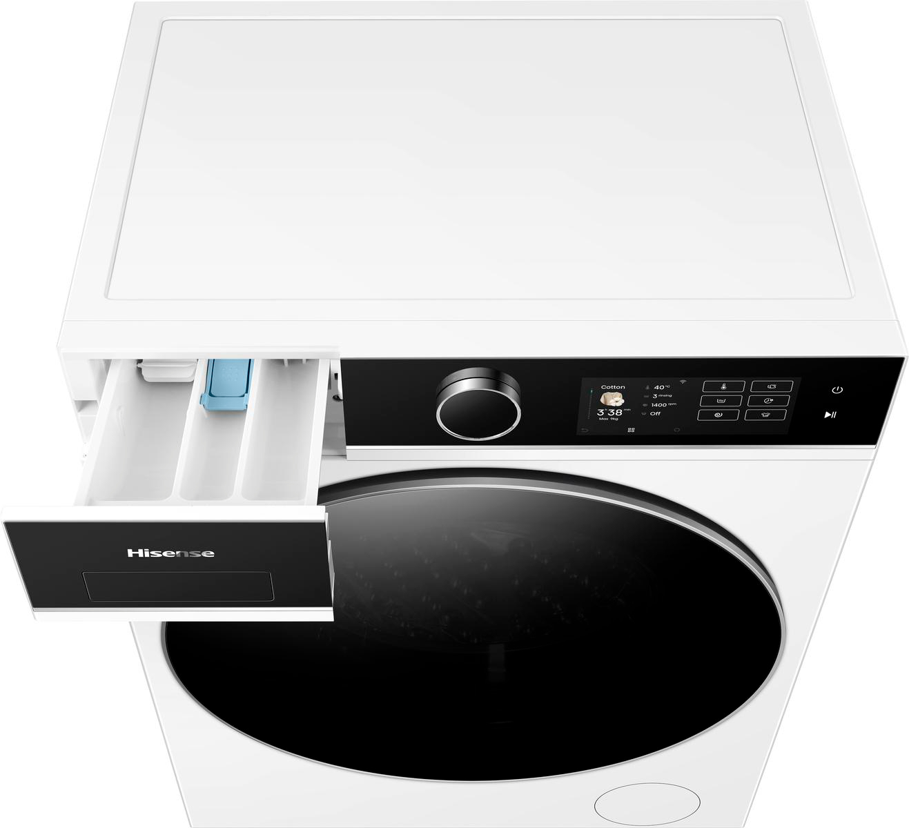 Eine weiße Hisense-Waschmaschine mit offenem Waschmittelfach. Das Bedienfeld zeigt Zyklusdetails und einen Drehregler.
