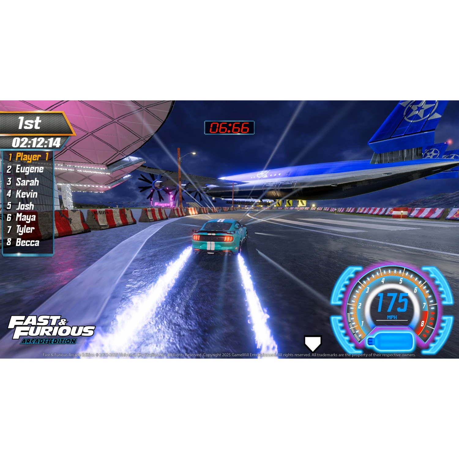 Een turquoise auto die 's nachts op een circuit racet. Digitaal display toont 175 MPH. Een groot blauw vliegtuig op de achtergrond. De game-interface is zichtbaar.
