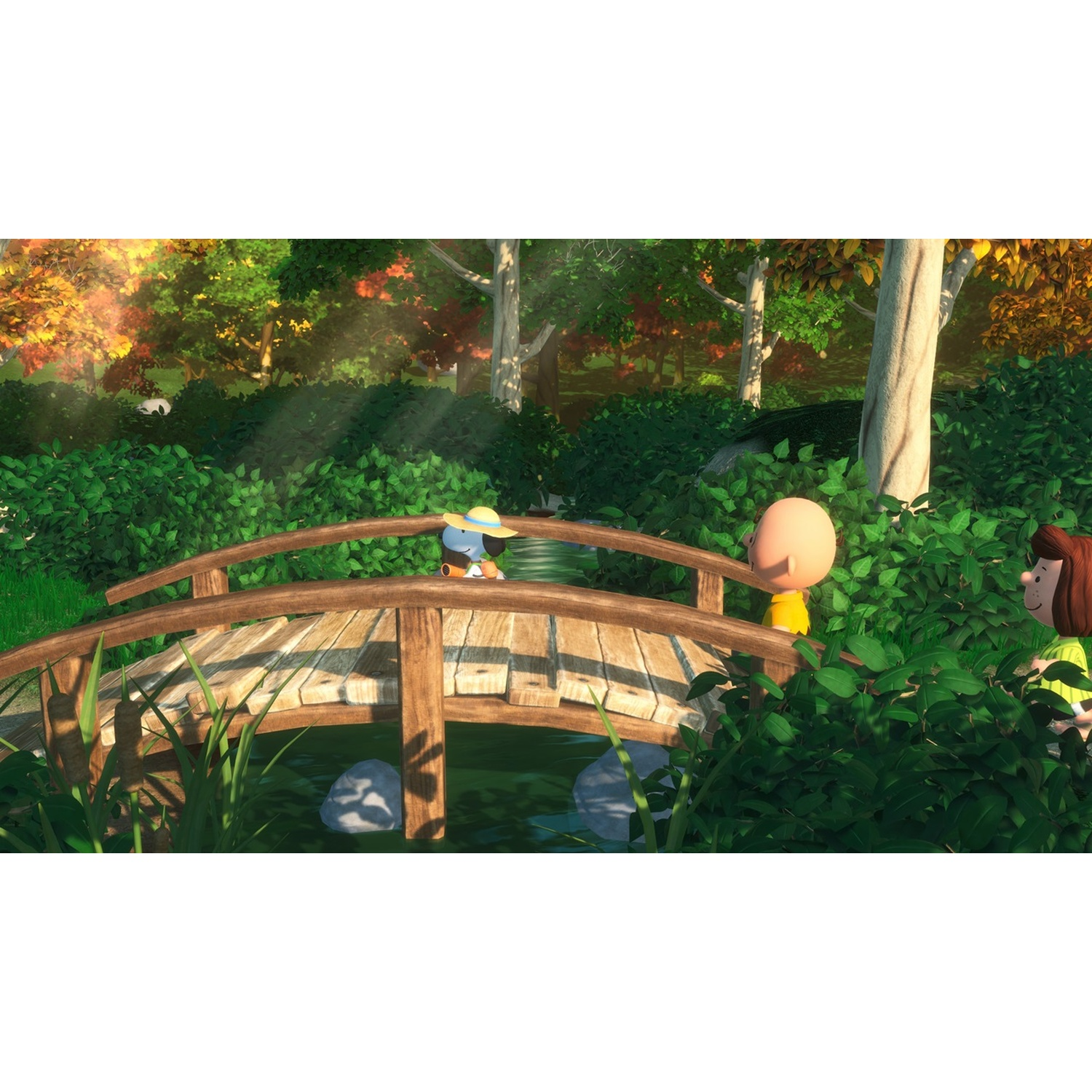 Een houten brug over water, met Charlie Brown en vrienden. Weelderige groene struiken omringen de brug, met een bosachtergrond.