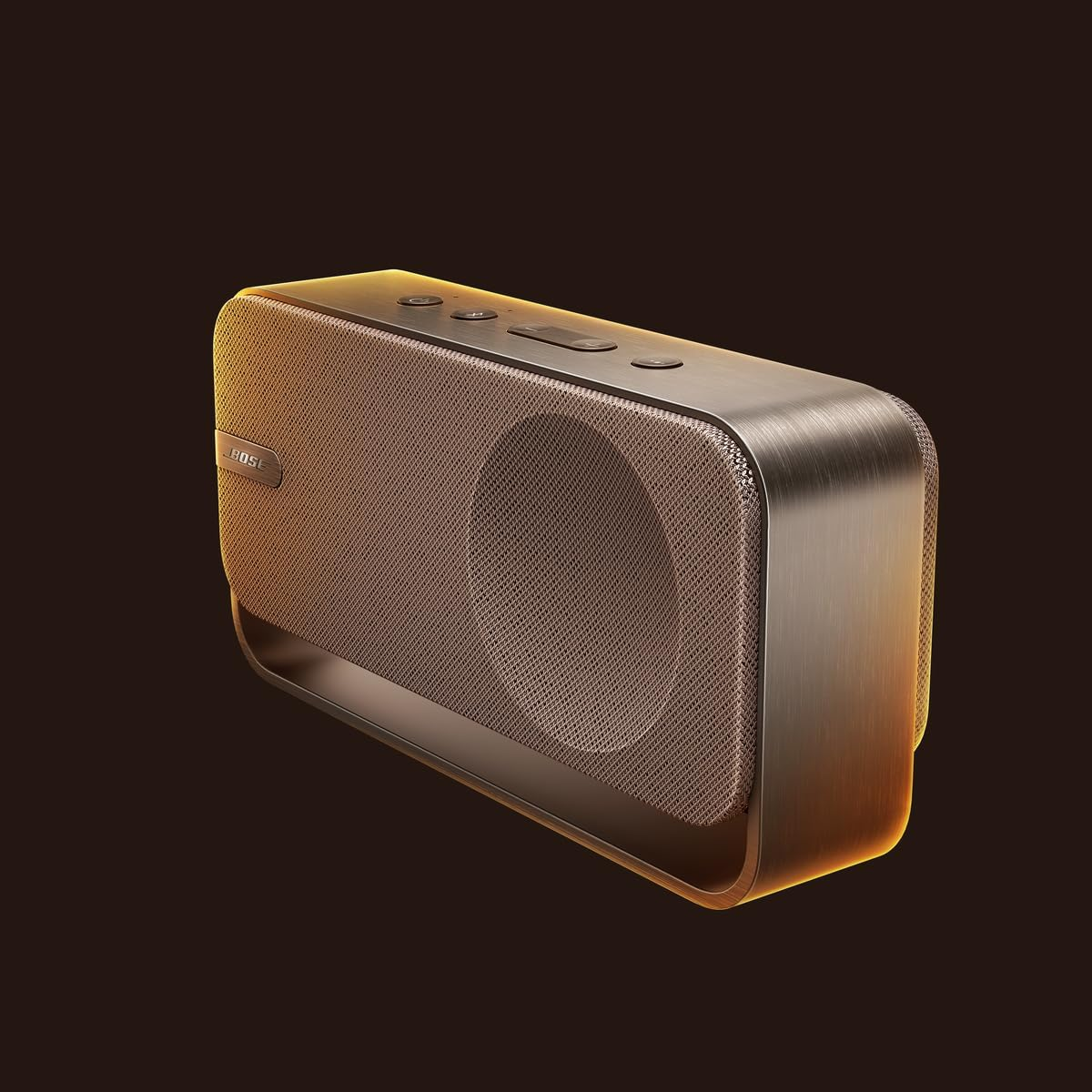 Ein brauner Bose-Lautsprecher. Er hat eine Netzfront, einen Metallrahmen und Knöpfe oben. Der Hintergrund ist dunkelbraun.