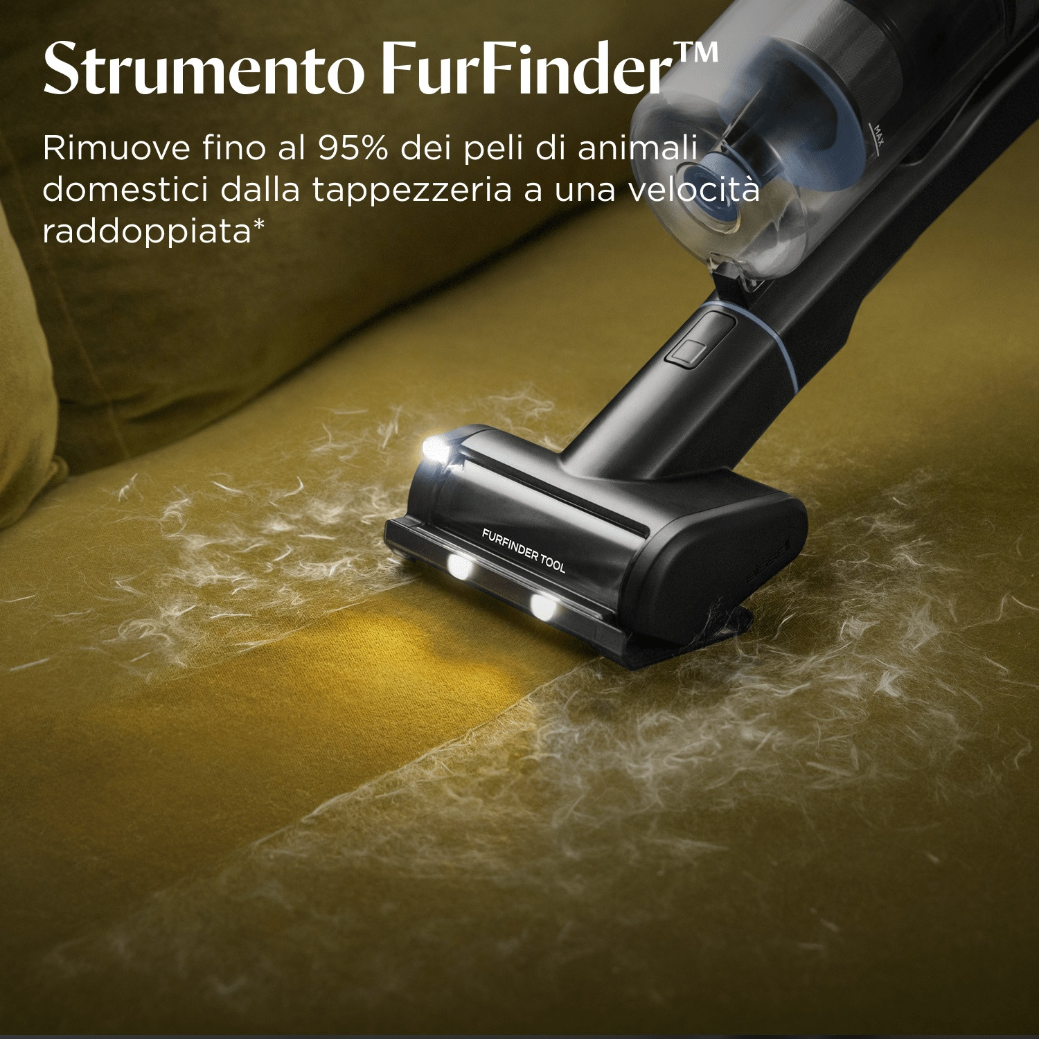 Un aspirapolvere nero pulisce i peli di animali da un divano giallo. Il testo sull'immagine dice che FurFinder rimuove il 95% dei peli di animali.