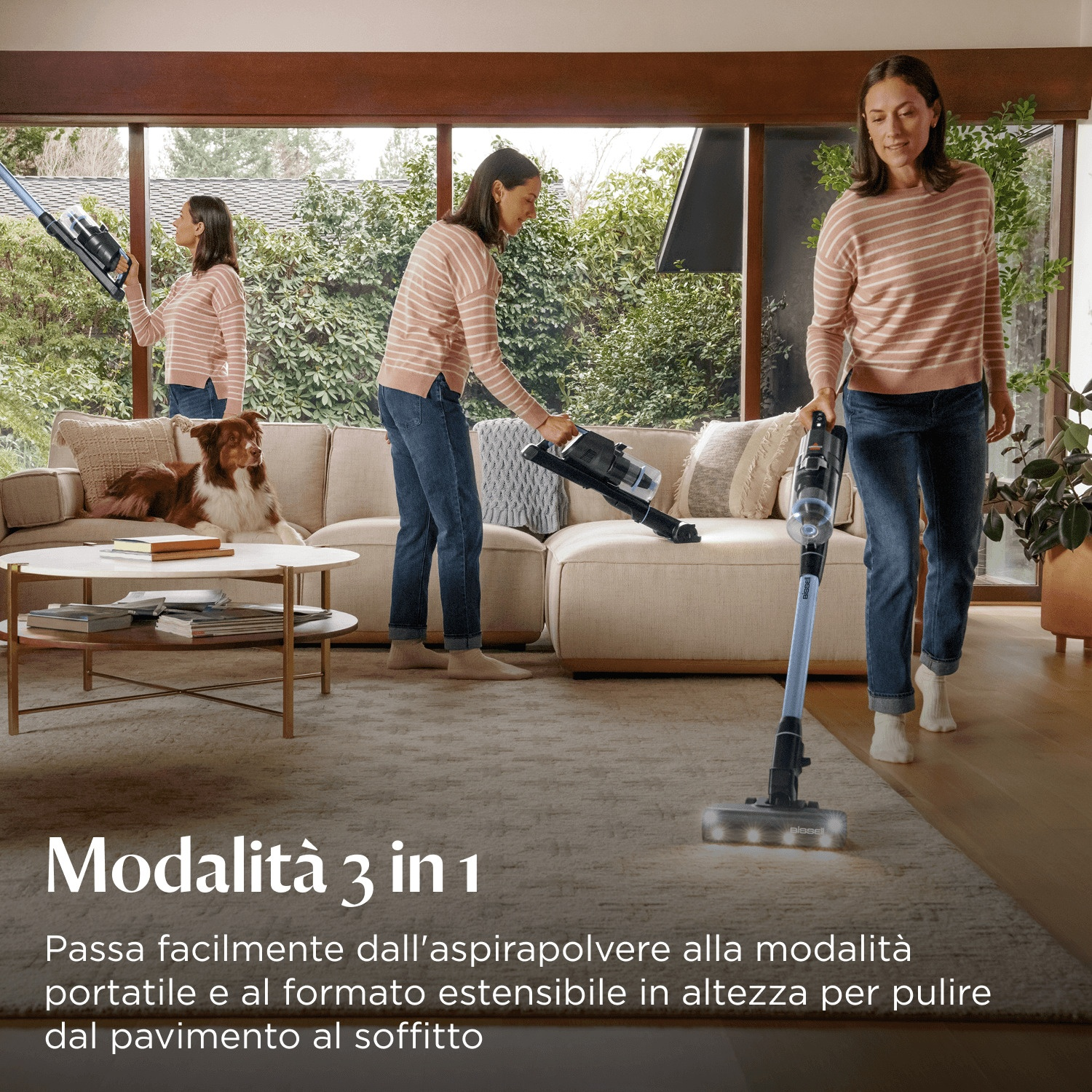 Donna usa un aspirapolvere in soggiorno. Altre donne sono presenti. Un cane è sul divano. Testo: Modalità 3 in 1.