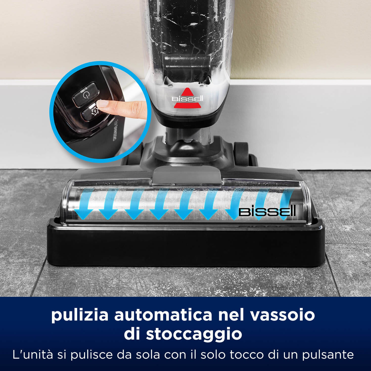 Un aspirapolvere Bissell con una mano che preme un pulsante. Ha una testina di pulizia con frecce blu e testo sulla pulizia automatica.
