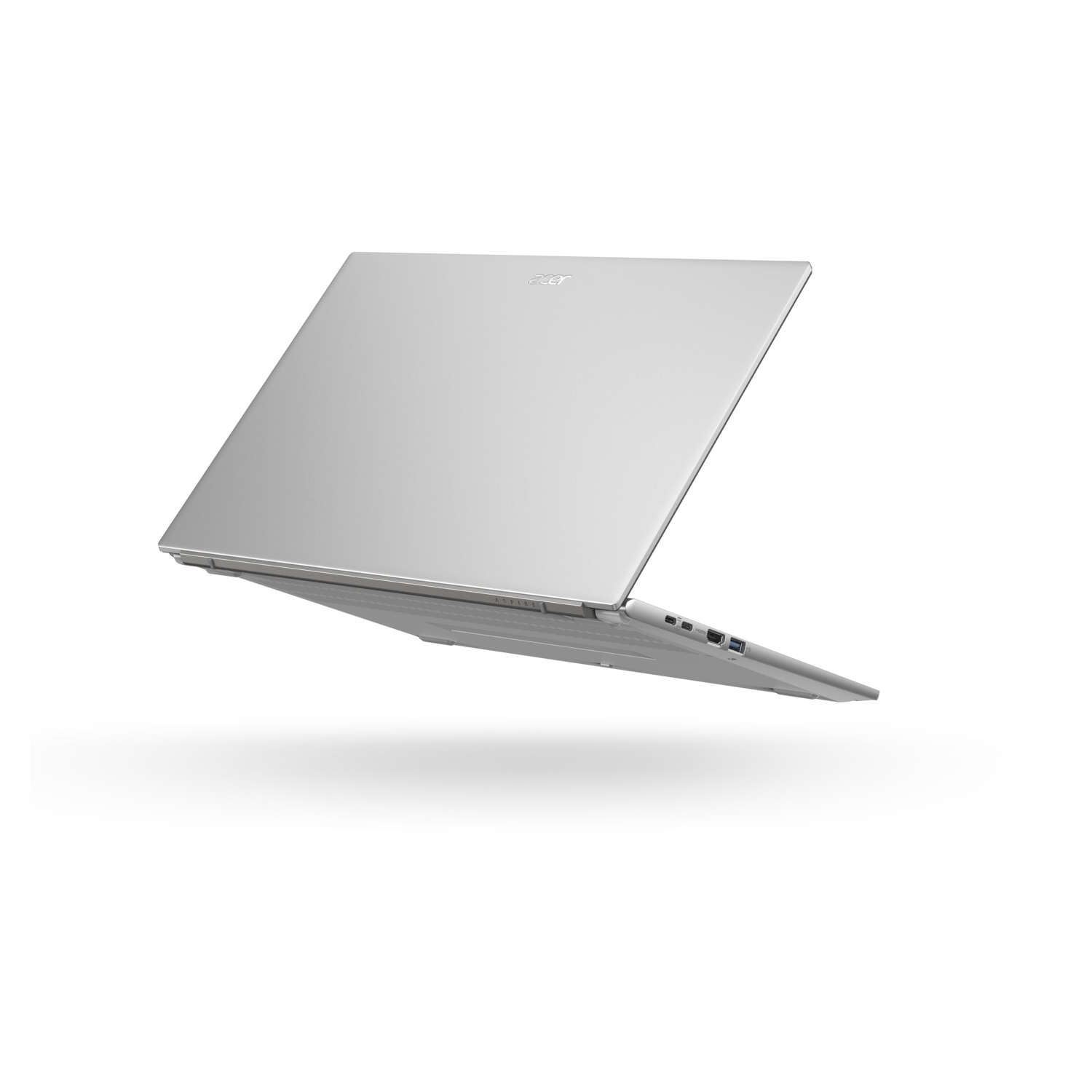 Een zilveren Acer laptop staat open en toont het toetsenbord en scherm. De achtergrond is effen zwart.