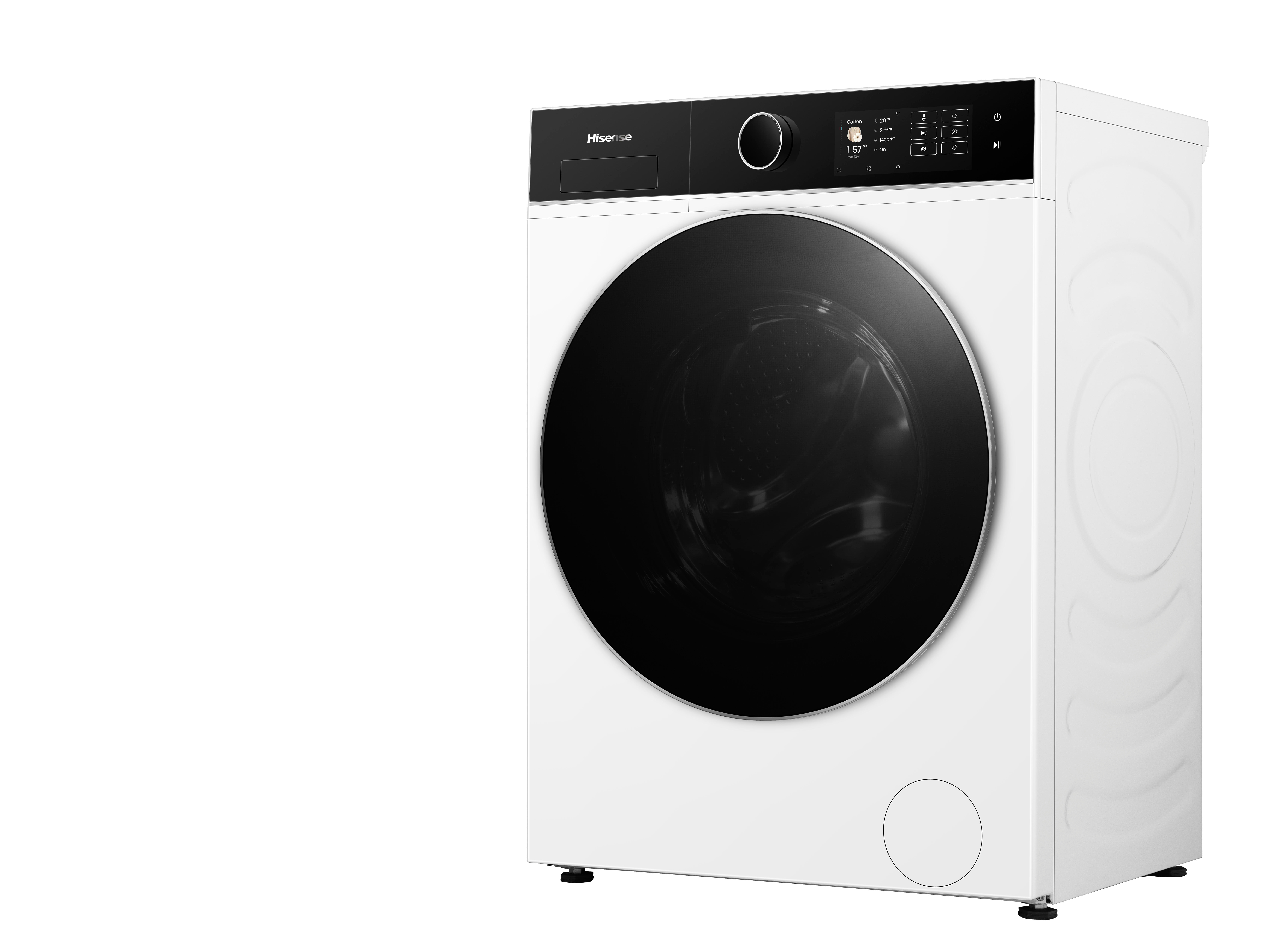 Eine weiße Hisense Waschmaschine. Sie hat eine schwarze Tür und ein Bedienfeld. Die Maschine steht vor weißem Hintergrund.