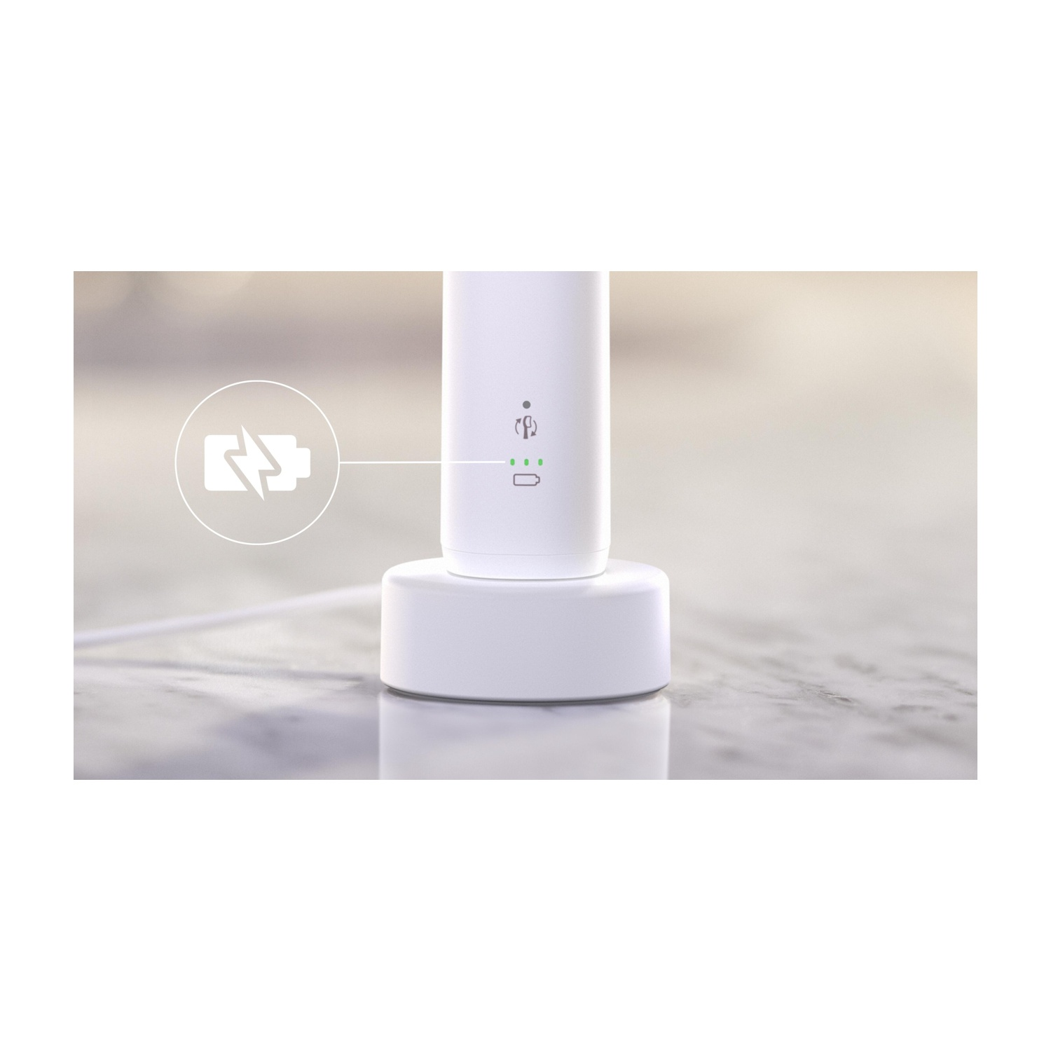 Uno spazzolino elettrico bianco in carica su una base bianca. L'icona della batteria è illuminata. Tre luci verdi indicano il livello di carica.