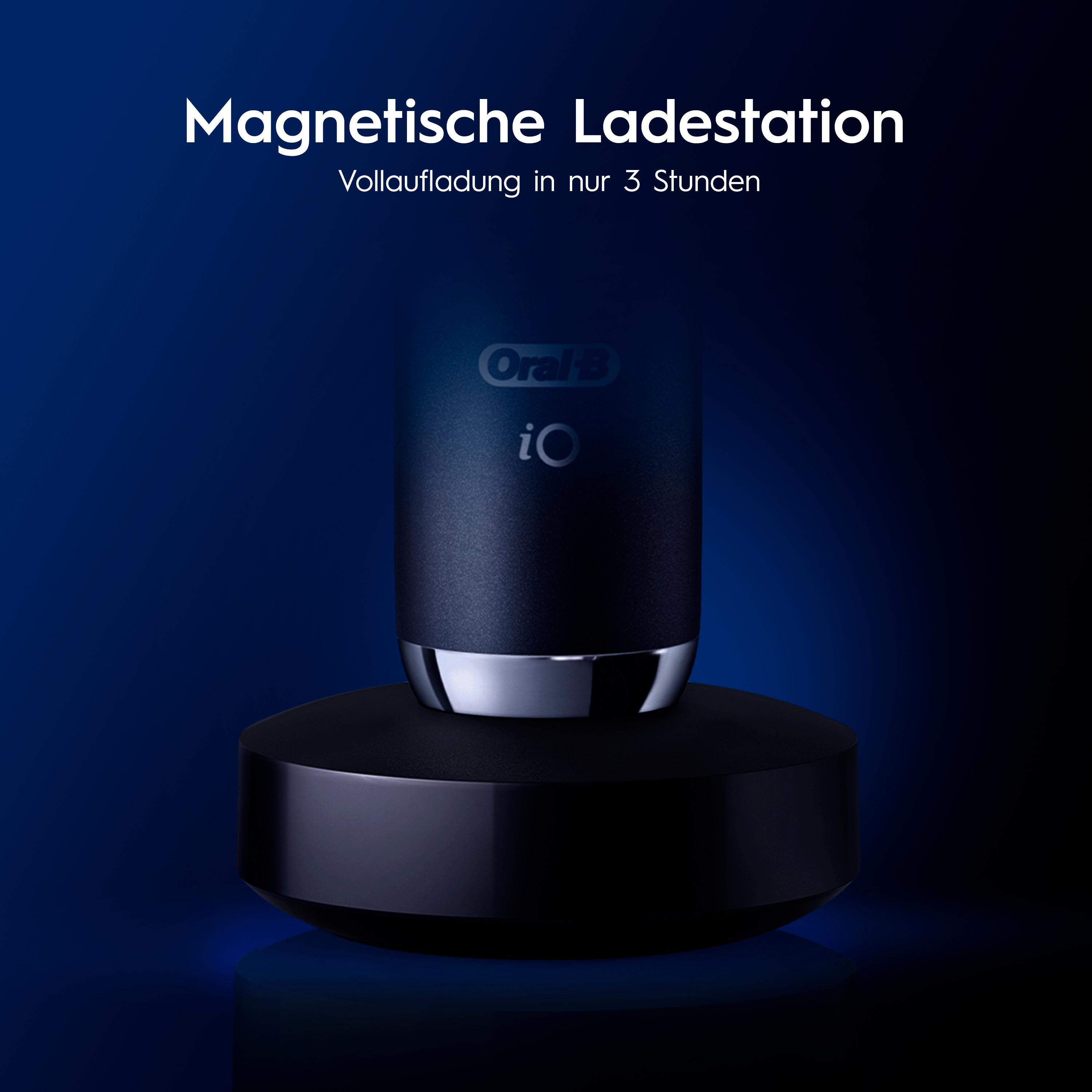 Eine schwarze Oral-B iO Zahnbürste auf einer Ladestation. Der Hintergrund ist ein dunkelblauer Farbverlauf.
