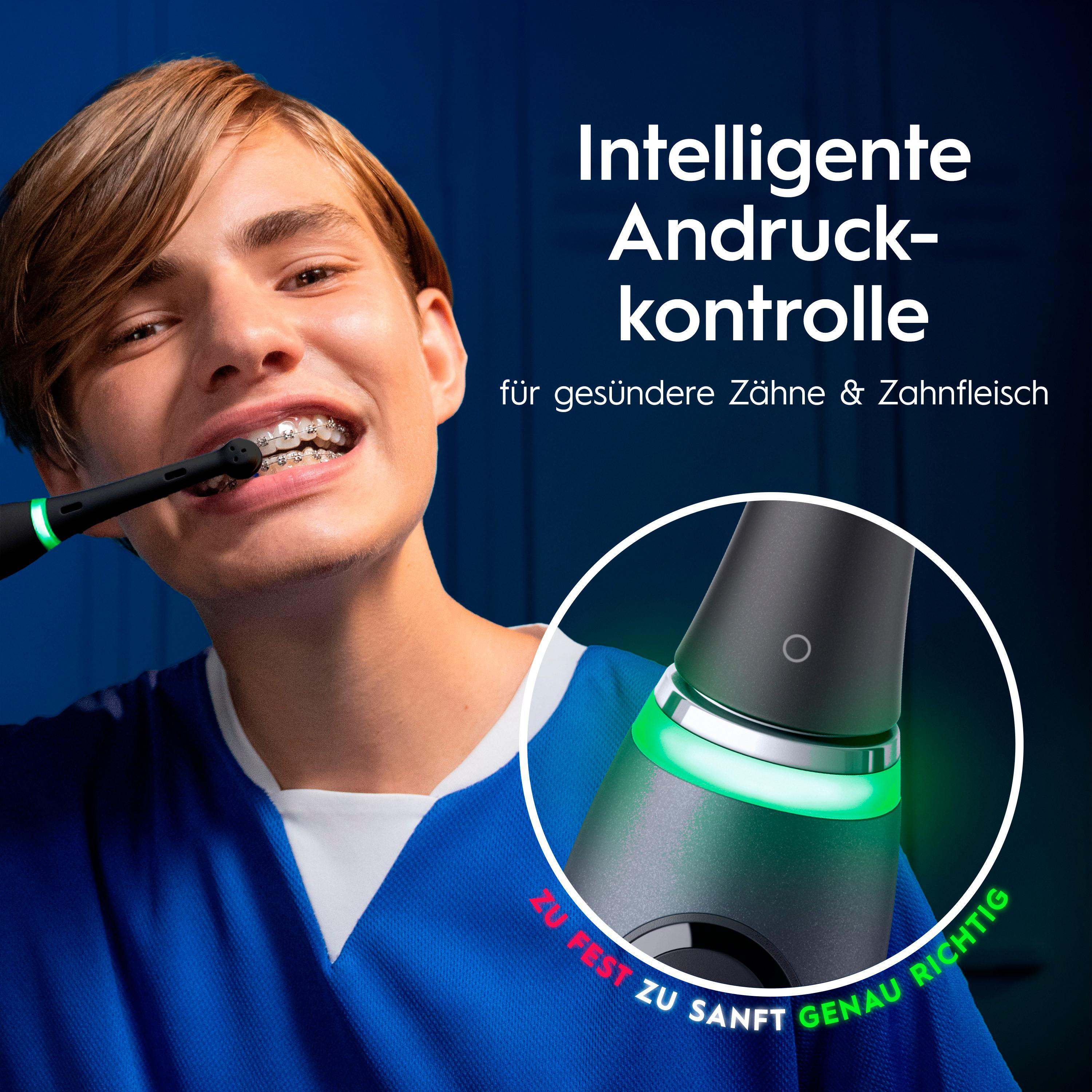 Teenager mit Zahnspange, der eine Zahnbürste benutzt. Die Bürste hat ein grünes Licht. Text: 'Intelligente Andruckkontrolle'.