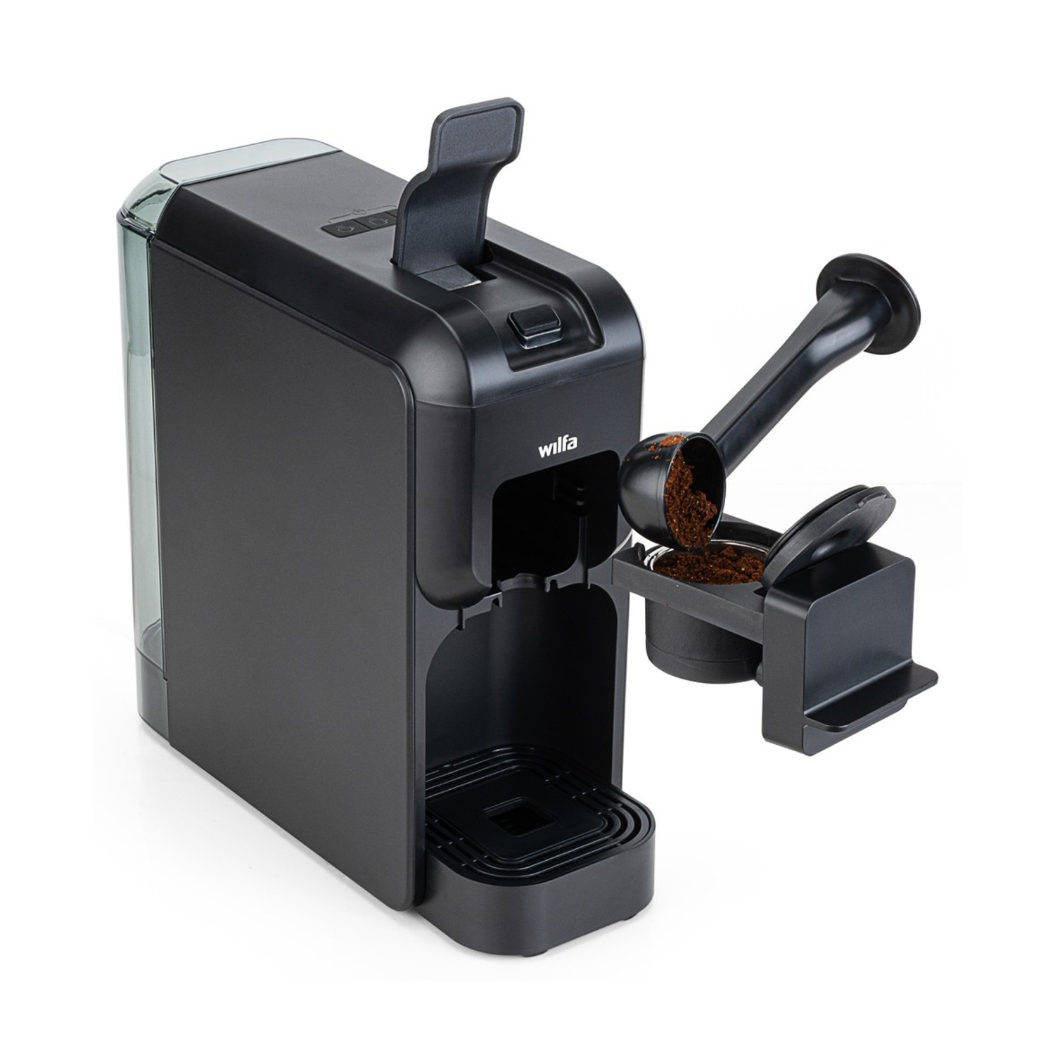 Una macchina da caffè nera con un cucchiaio di caffè versato in una cialda. La macchina ha un serbatoio dell'acqua e un vassoio antigoccia.