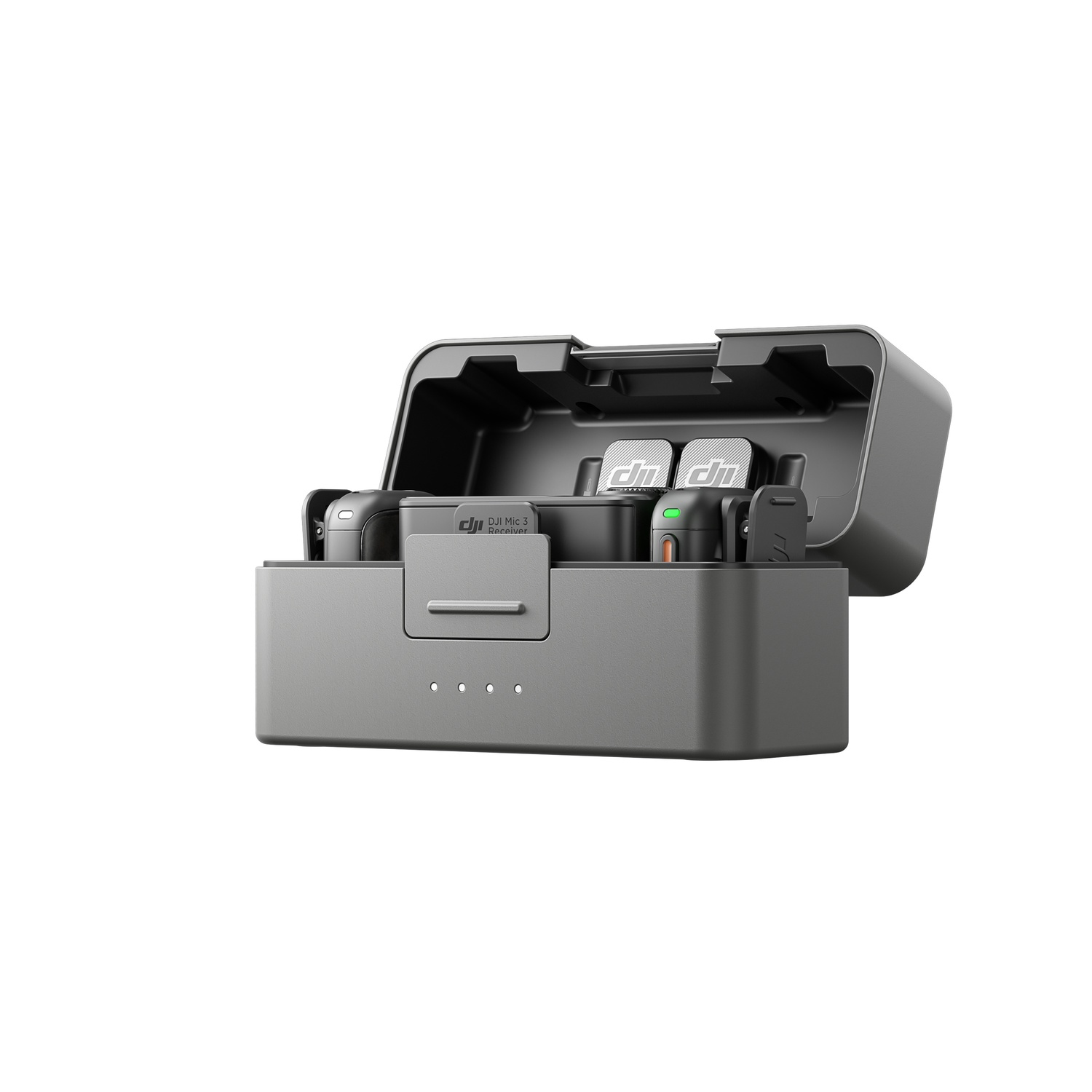 Una custodia di ricarica grigia per DJI Mic 3 con coperchio aperto. All'interno ci sono due microfoni neri e un ricevitore. La custodia è su sfondo bianco.