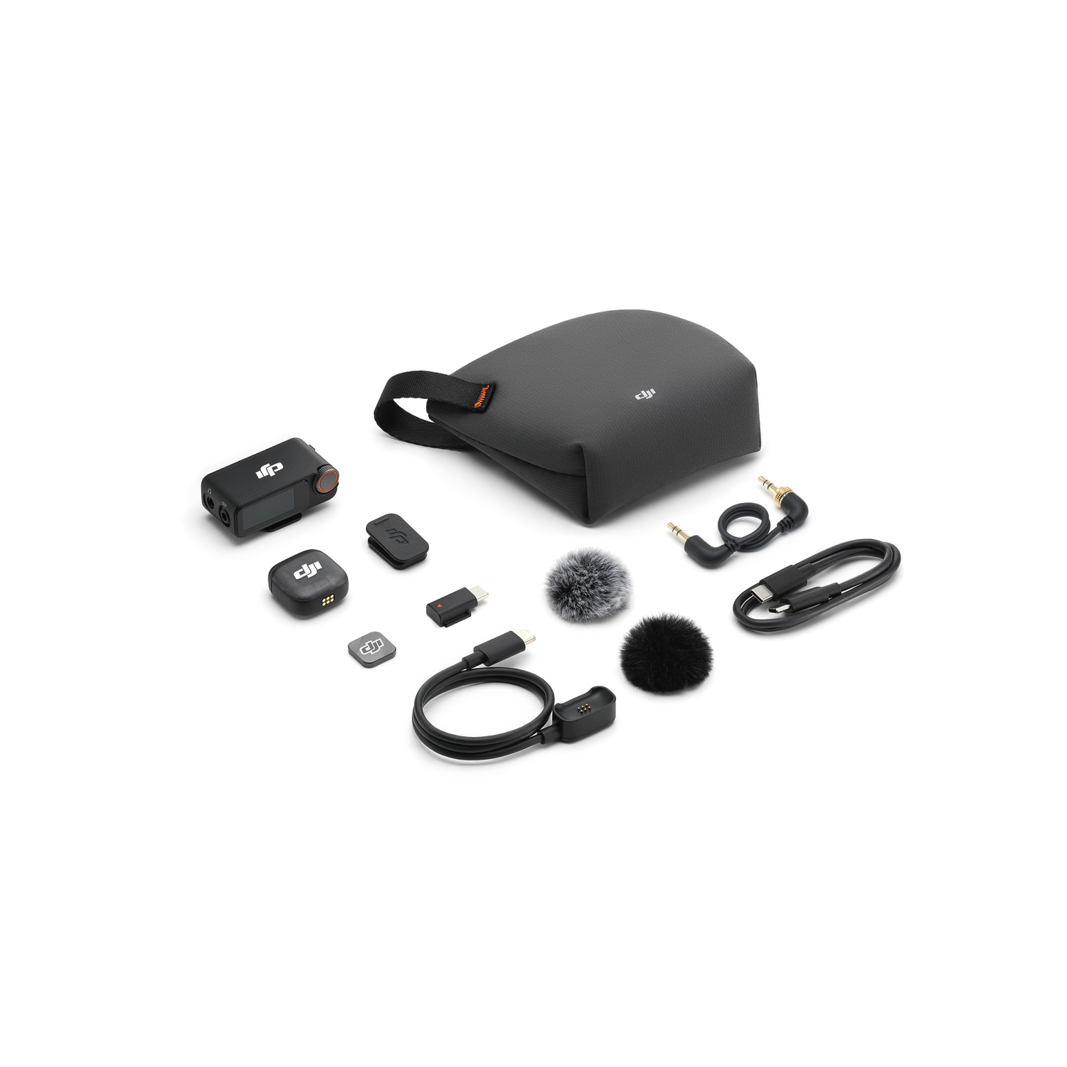 Un set di microfoni wireless DJI neri è disposto su uno sfondo bianco. Include una custodia, un ricevitore, trasmettitori, cavi e accessori.