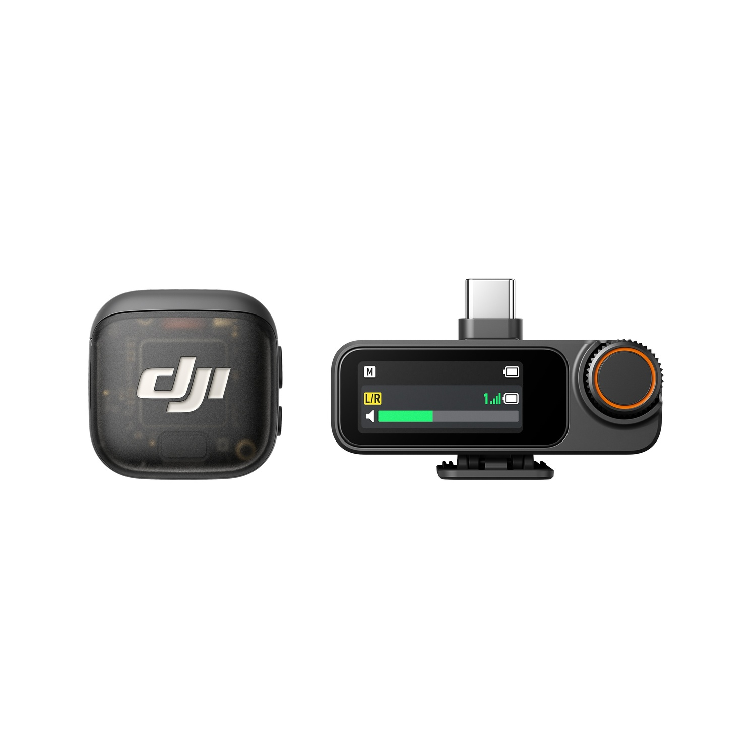 Un sistema microfonico DJI nero e grigio. Il ricevitore ha uno schermo che mostra la batteria e i livelli del segnale. Il trasmettitore è quadrato e trasparente.