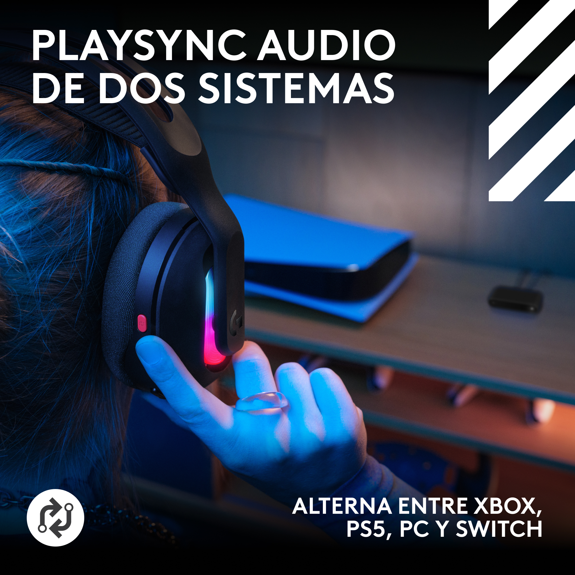 Persona usando auriculares con 'Playsync audio' y que alternan entre PC, XBOX, PS Y SWITCH