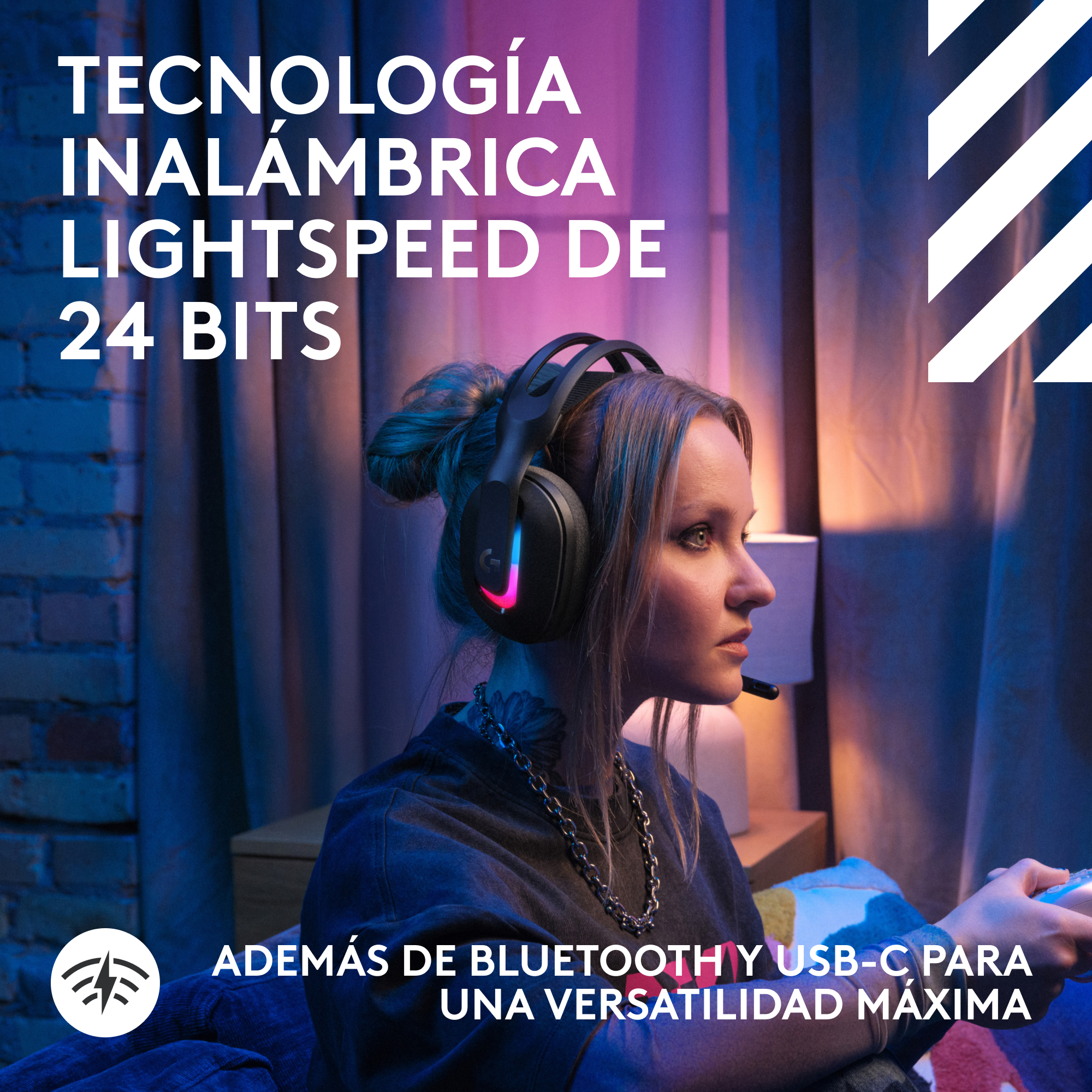 Una mujer con auriculares de tecnología inalámbrica Lightspeed 24 bits, Bluetooth y USB-C