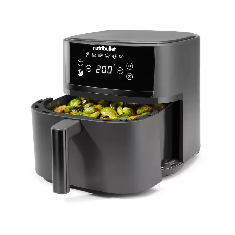 Egy fekete Nutribullet légkeveréses sütő, digitális kijelzővel, 200 fokot mutat. A kosár nyitva van, és sült kelkáposztával van tele.