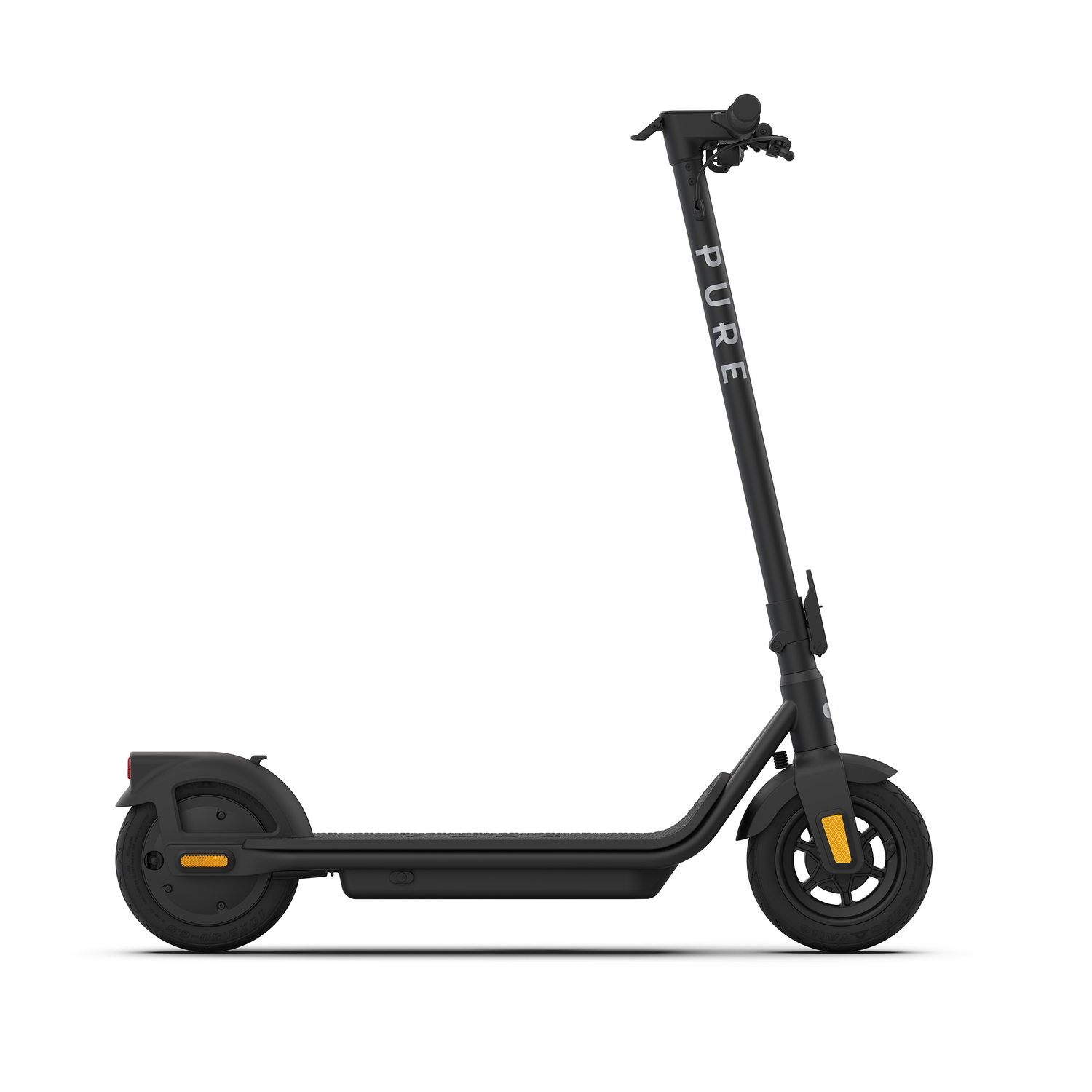 Een zwarte elektrische scooter met 'PURE' op de stuurpen. Hij staat op een witte achtergrond. De wielen en het frame zijn zwart.